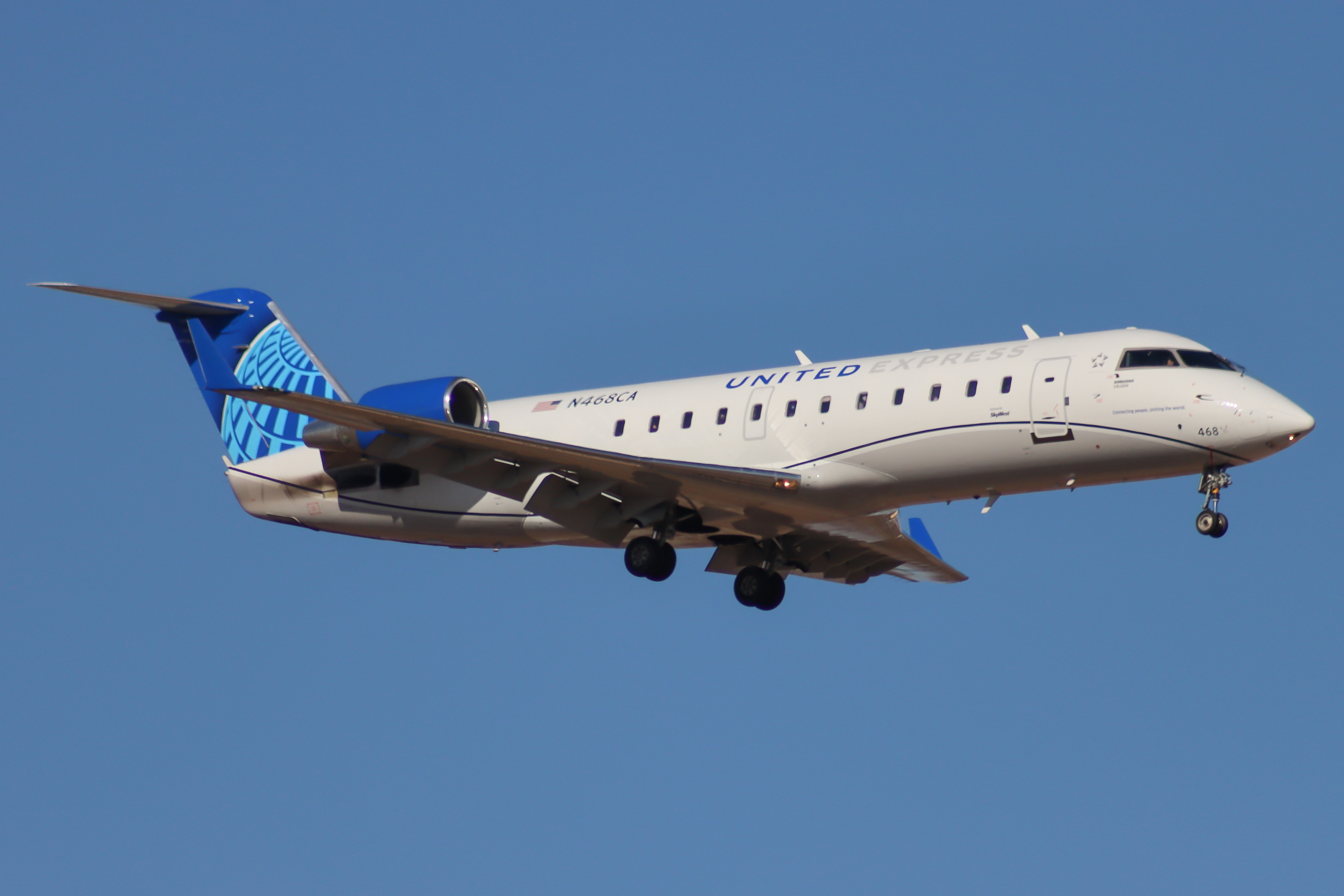 Full size: United Express Mitsubishi CRJ-200 N468CA at Boise Air Terminal/Gowen Field