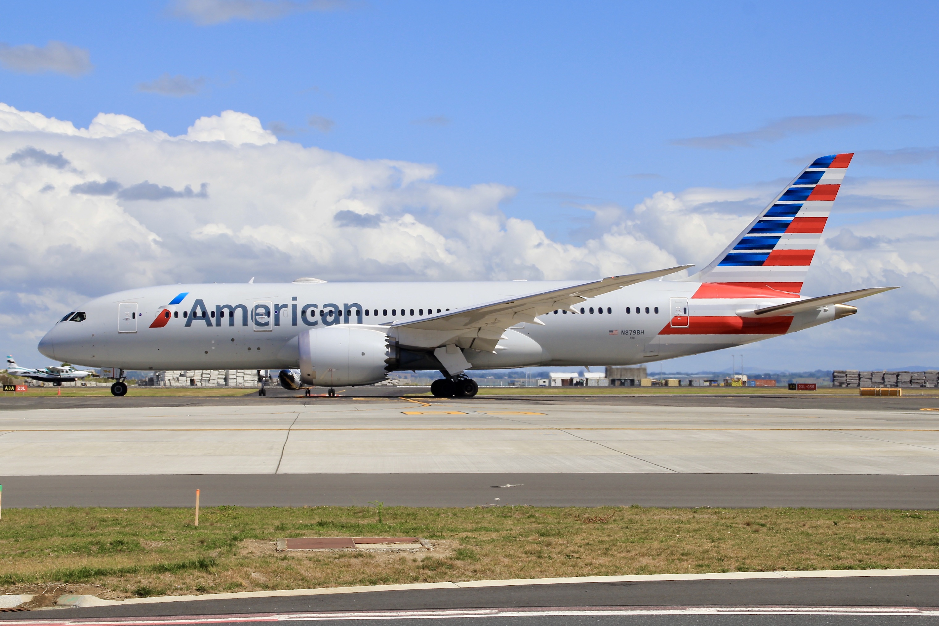 Full size: American Airlines Boeing 787-8 N879BH at Auckland International Airport