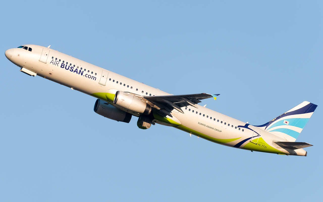 Full size: Air Busan Airbus A321-200 HL7731 at Gimhae International Airport