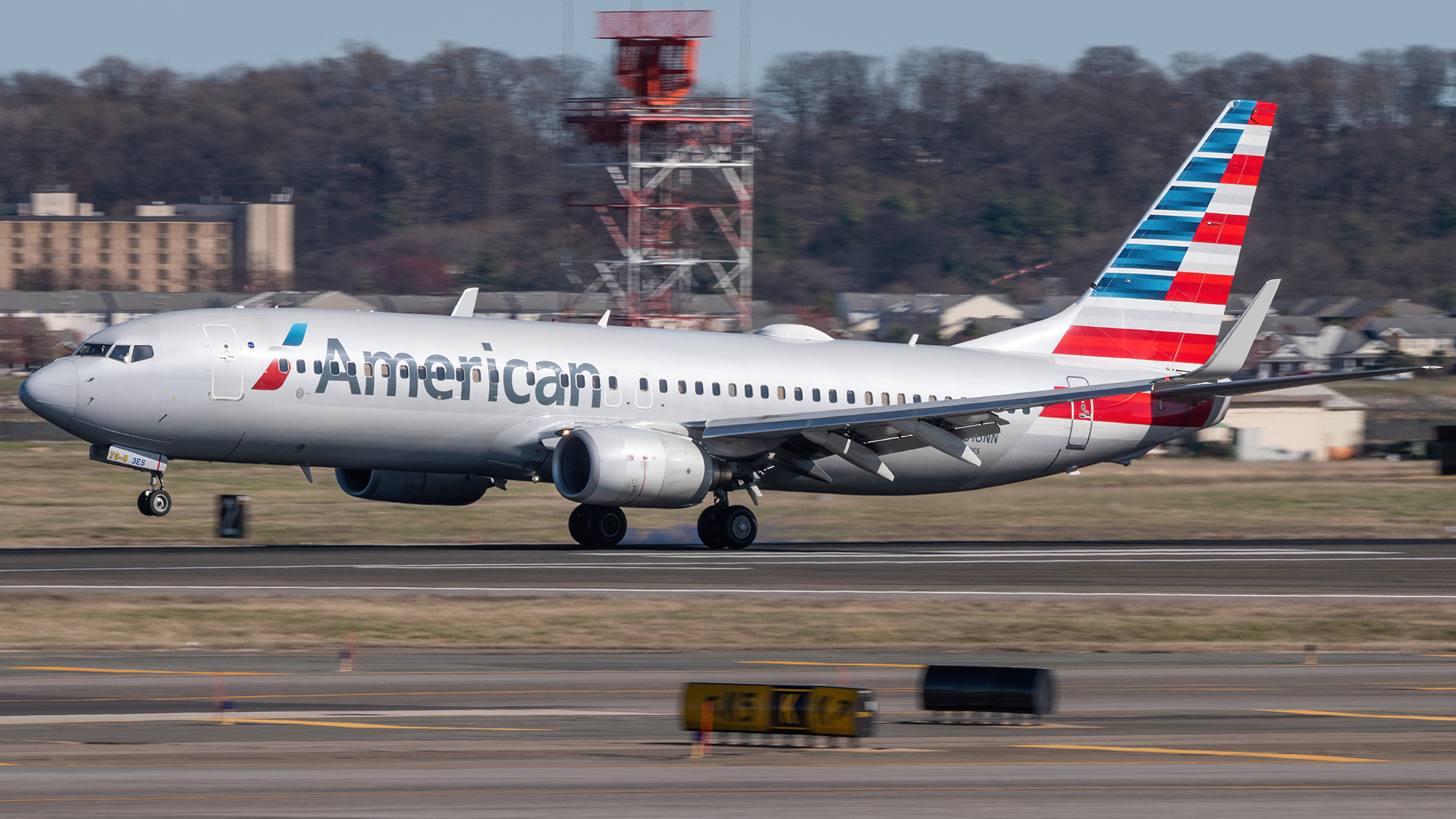 Full size: American Airlines Boeing 737-800 N816NN at Ronald Reagan National Airport