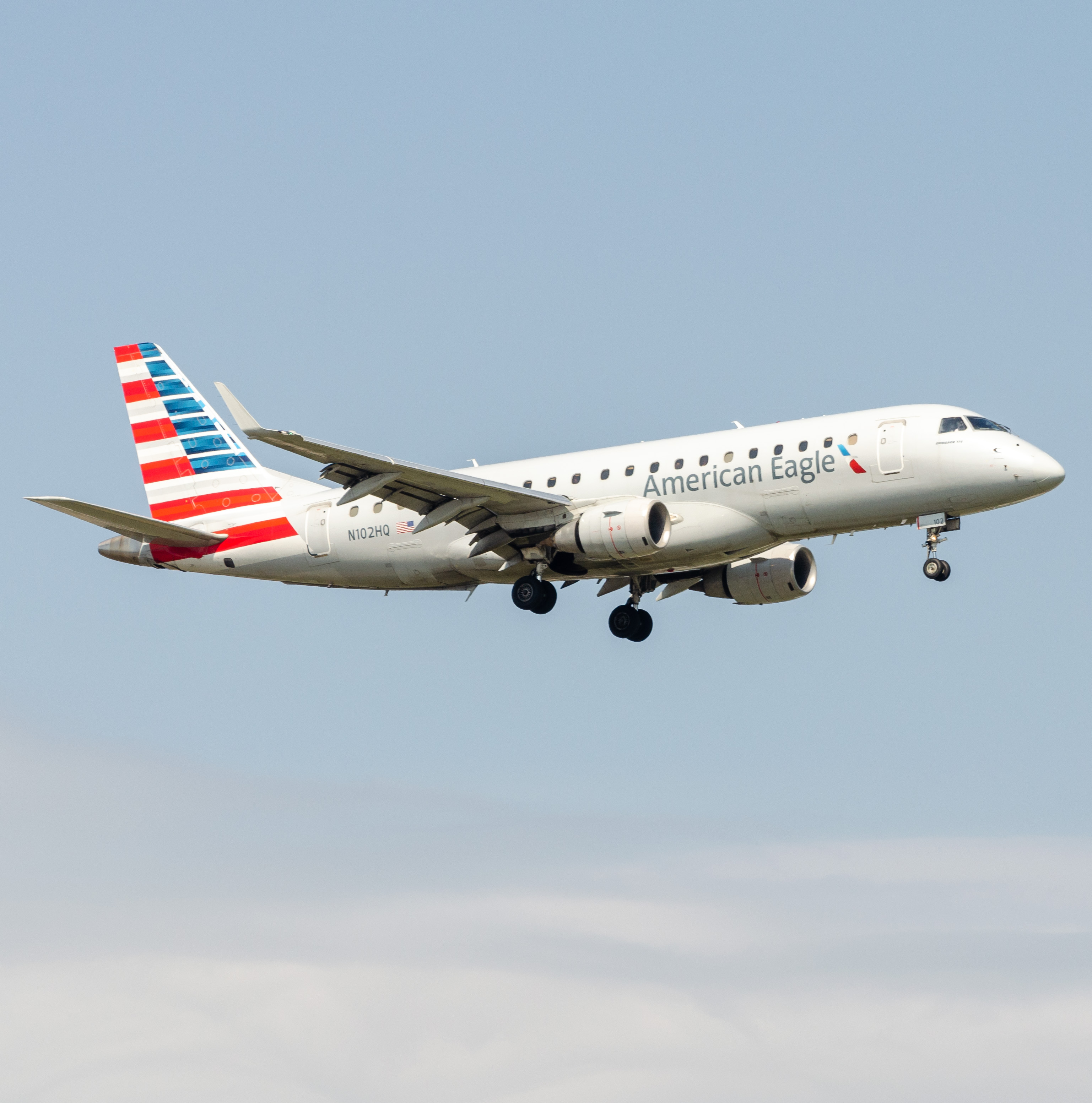 Full size: American Eagle Embraer E175 N102HQ at John F. Kennedy International Airport