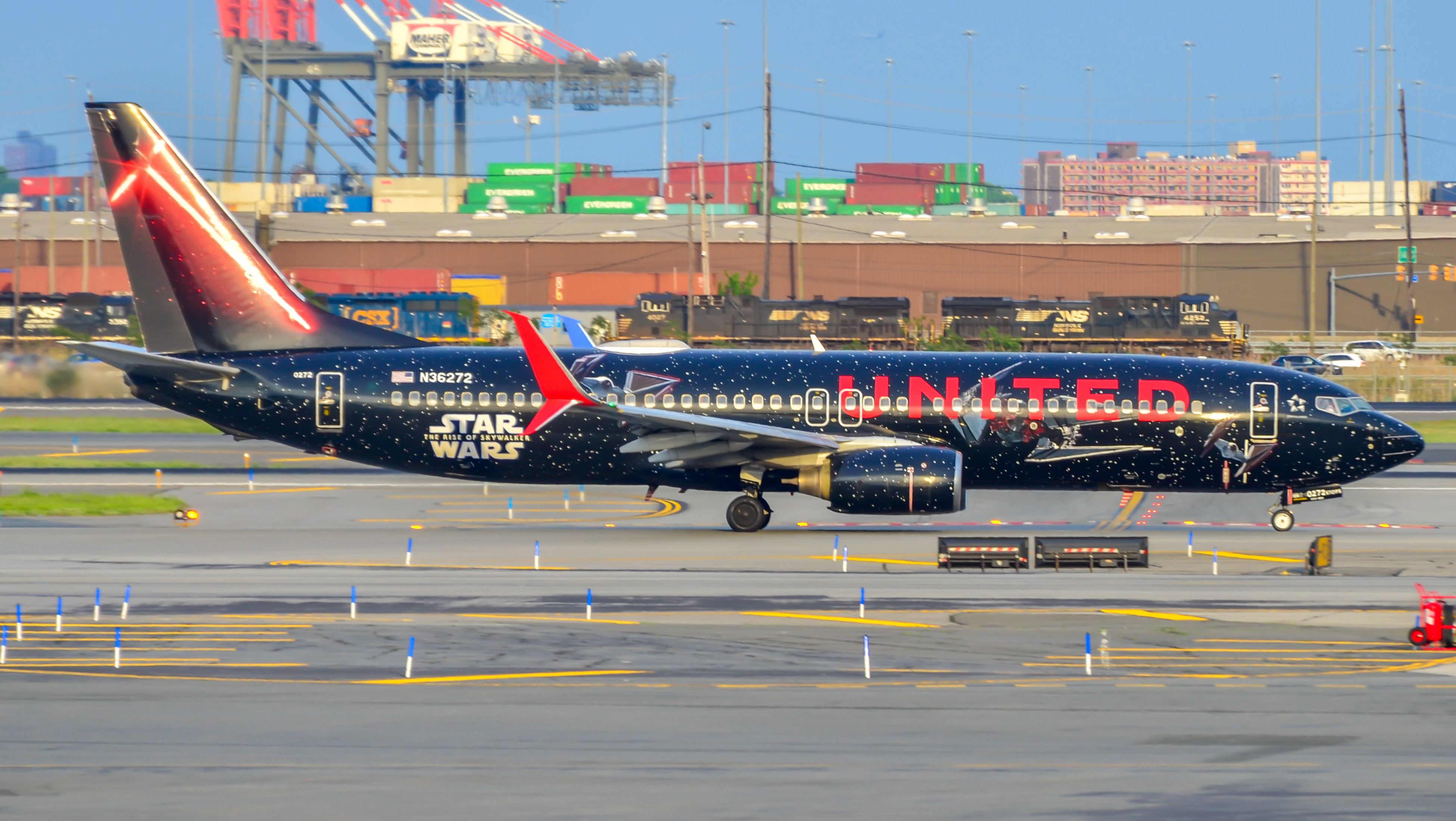 Full size: United Airlines Boeing 737-800 N36272 at Newark Liberty International Airport