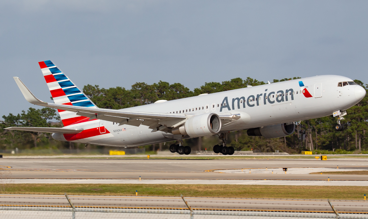 Full size: American Airlines Boeing 767-300 N390AA at Orlando International Airport