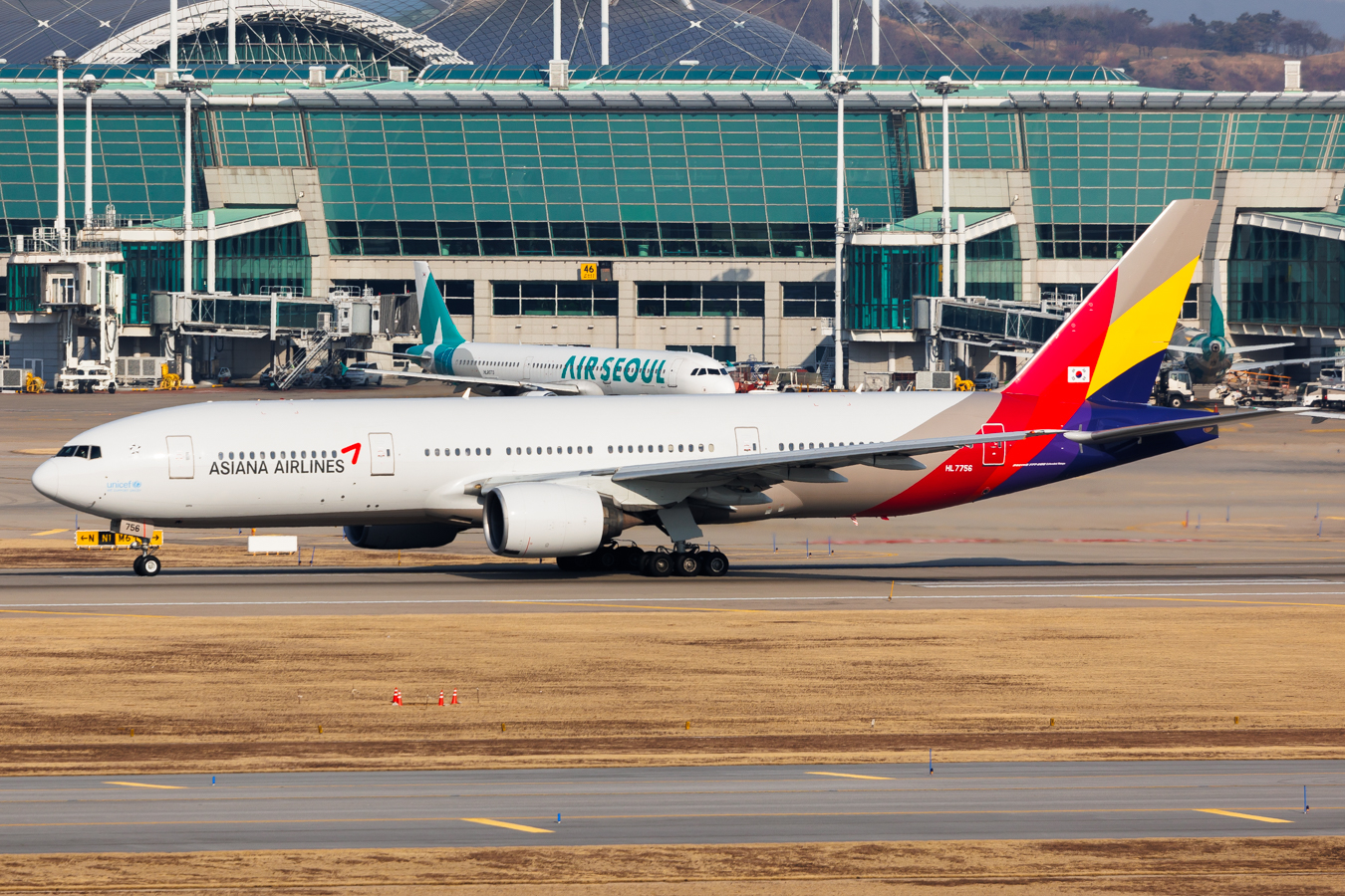 Full size: Asiana Airlines Boeing 777-200ER HL7756 at Seoul-Incheon International Airport