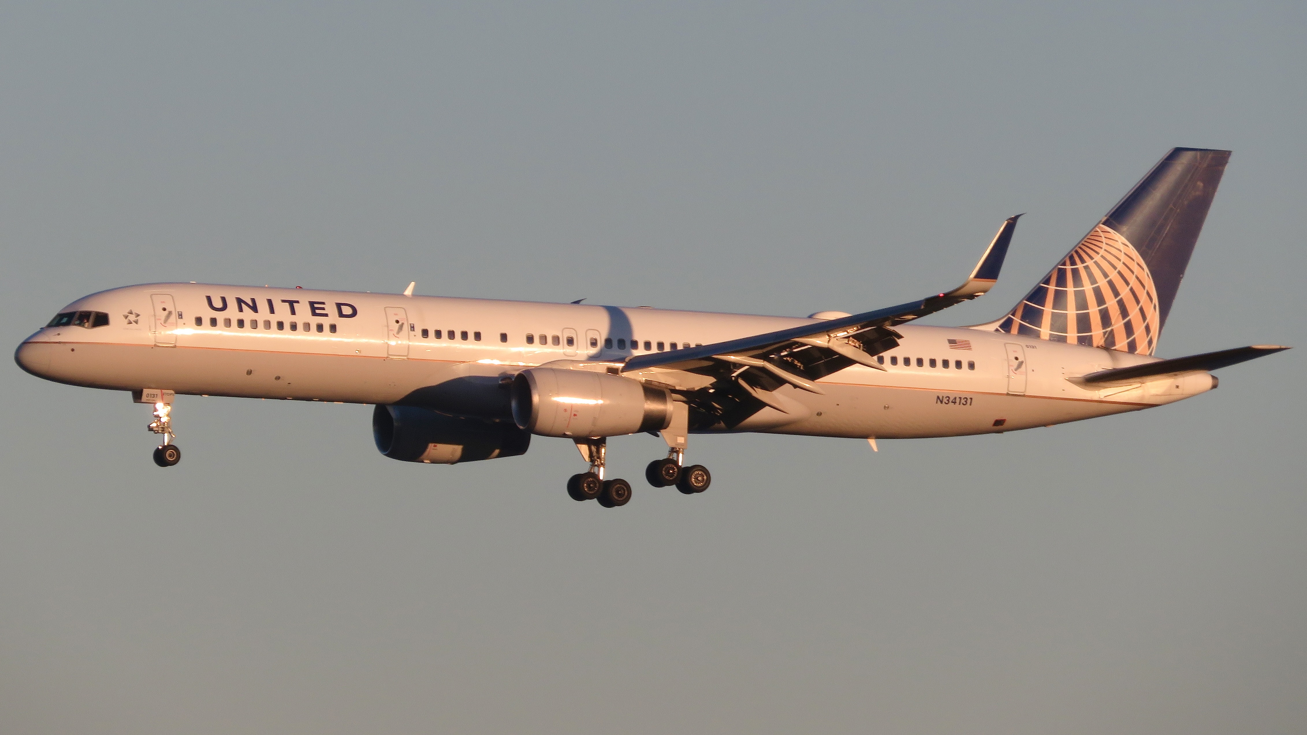 Full size: United Airlines Boeing 757-200 N34131 at Orlando International Airport