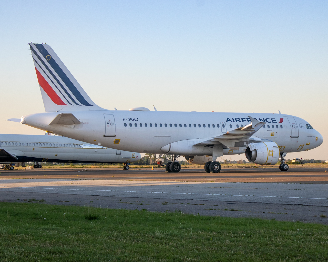 Full size: Air France Airbus A319 F-GRHJ at Blytheville Arkansas International Airport