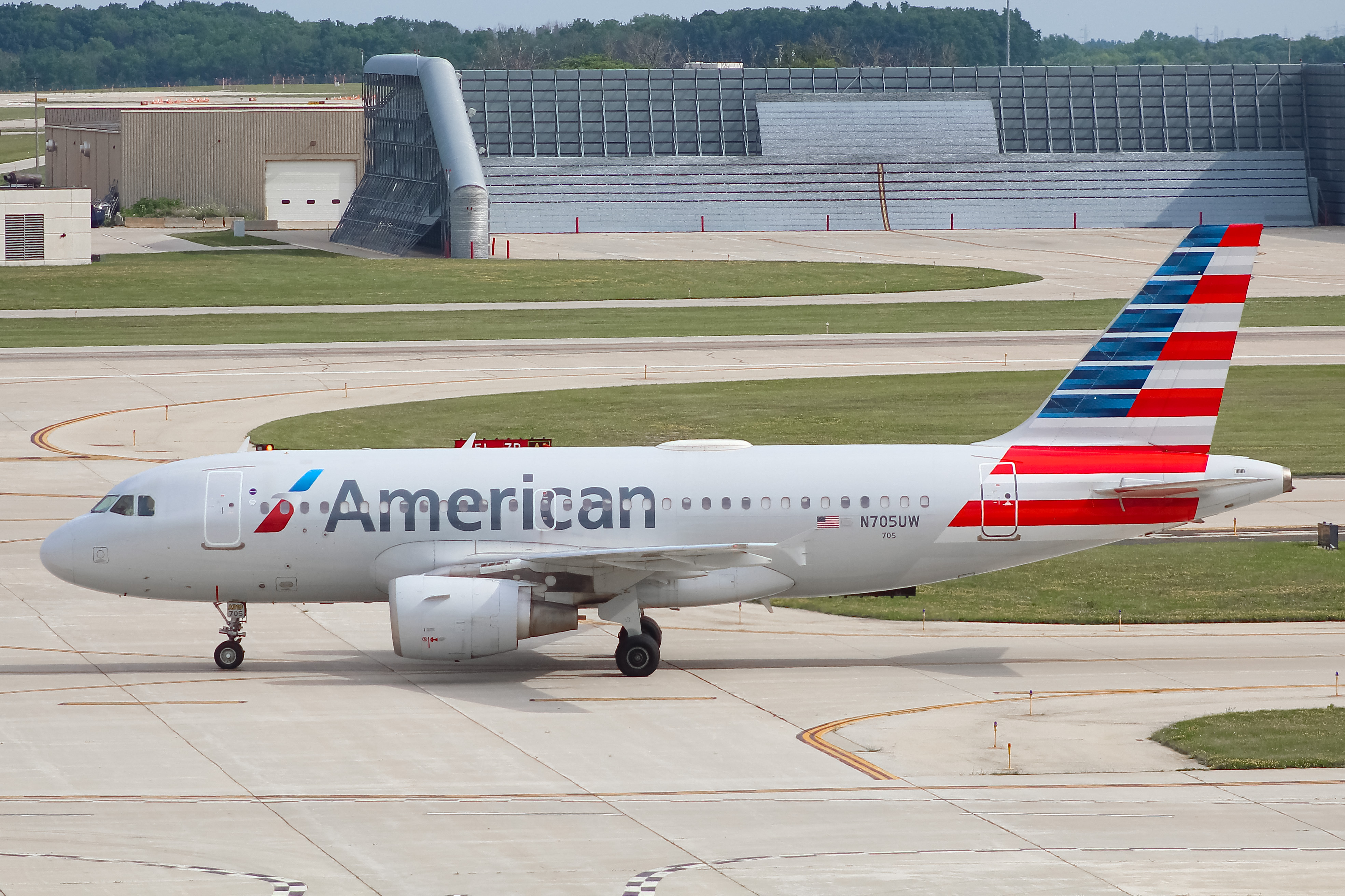 Full size: American Airlines Airbus A319 N705UW at General Mitchell International Airport