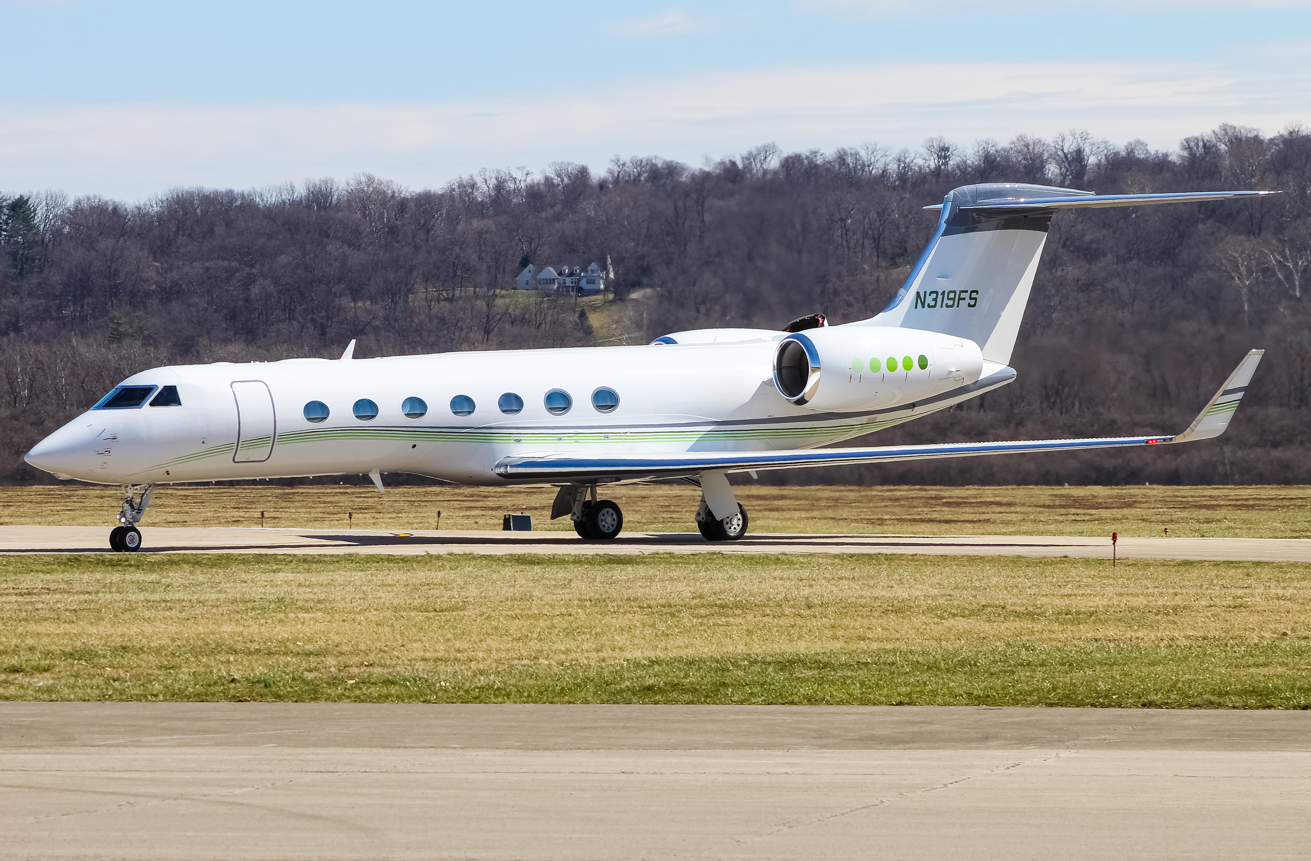 Full size: PRIVATE  Gulfstream G550 N319FS at Cincinnati Municipal Airport/Lunken Field
