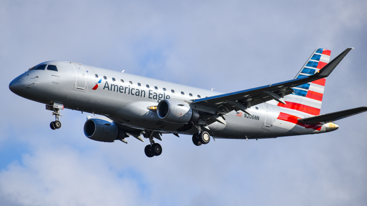 Full size: American Eagle Embraer E175 N206NN at Roberts Field Airport