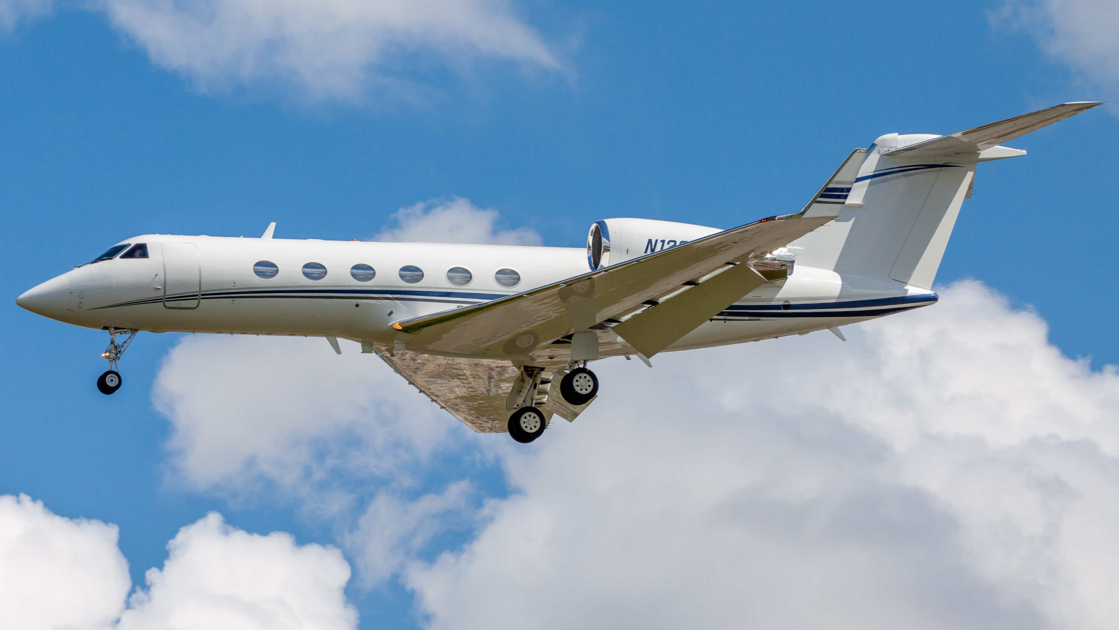 Full size: PRIVATE Gulfstream IV N120SR at Orlando International Airport
