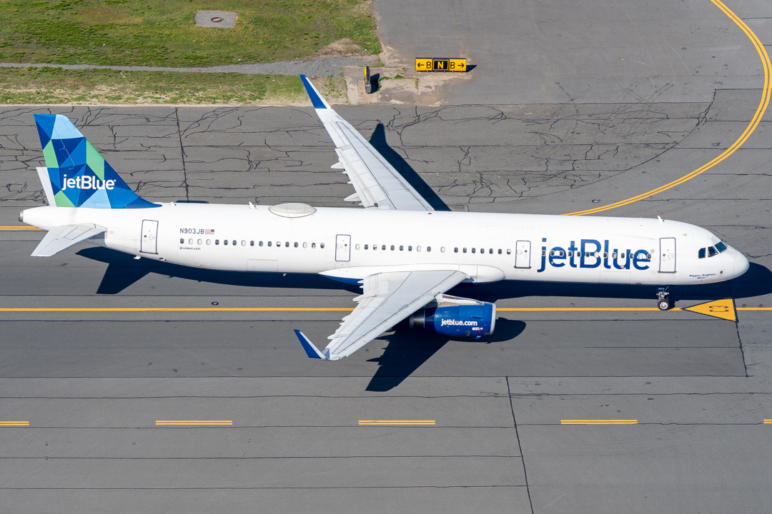 Full size: JetBlue Airways Airbus A321-200 N903JB at General Edward Lawrence Logan International Airport