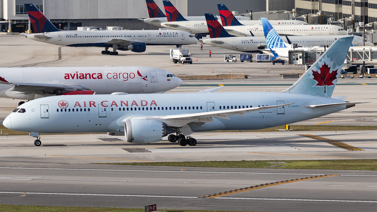 Full size: Air Canada Boeing 787-8 C-GHPU at Miami International Airport