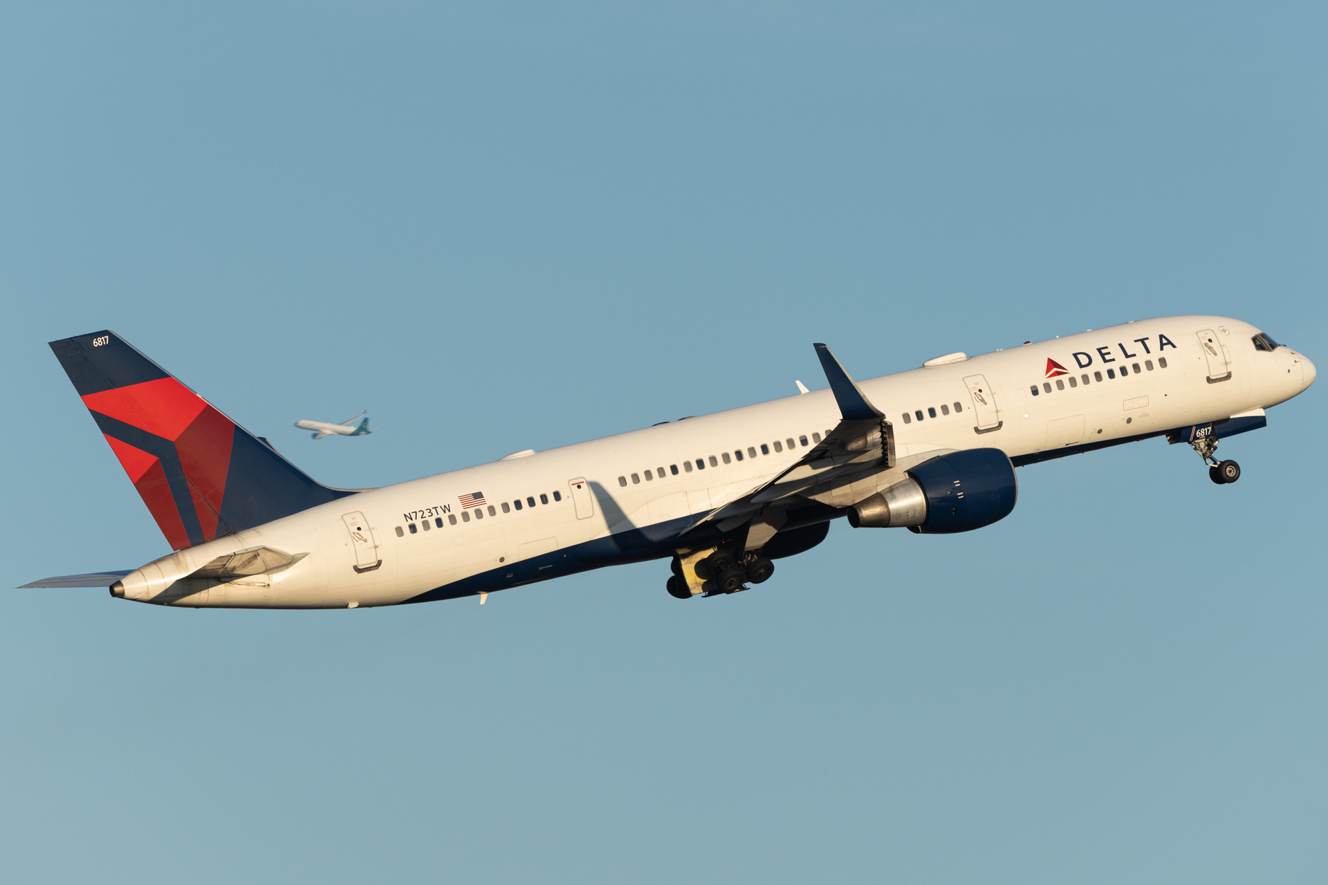 Full size: Delta Airlines Boeing 757-200 N723TW at General Edward Lawrence Logan International Airport