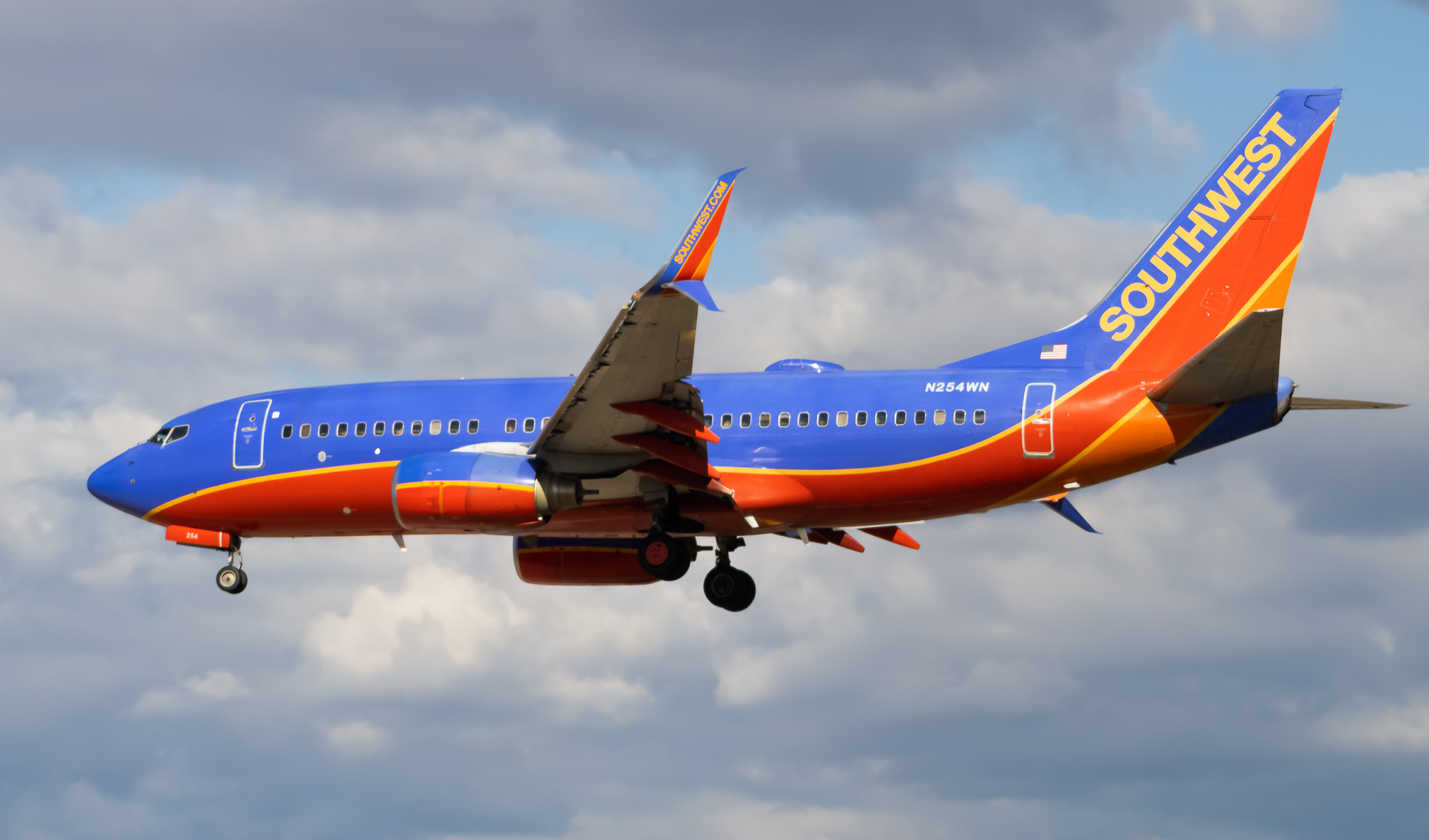 Full size: Southwest Airlines Boeing 737-700 N254WN at Baltimore/Washington International Thurgood Marshall Airport