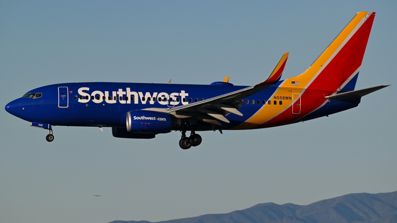 Full size: Southwest Airlines Boeing 737-700 N558WN at Los Angeles International Airport