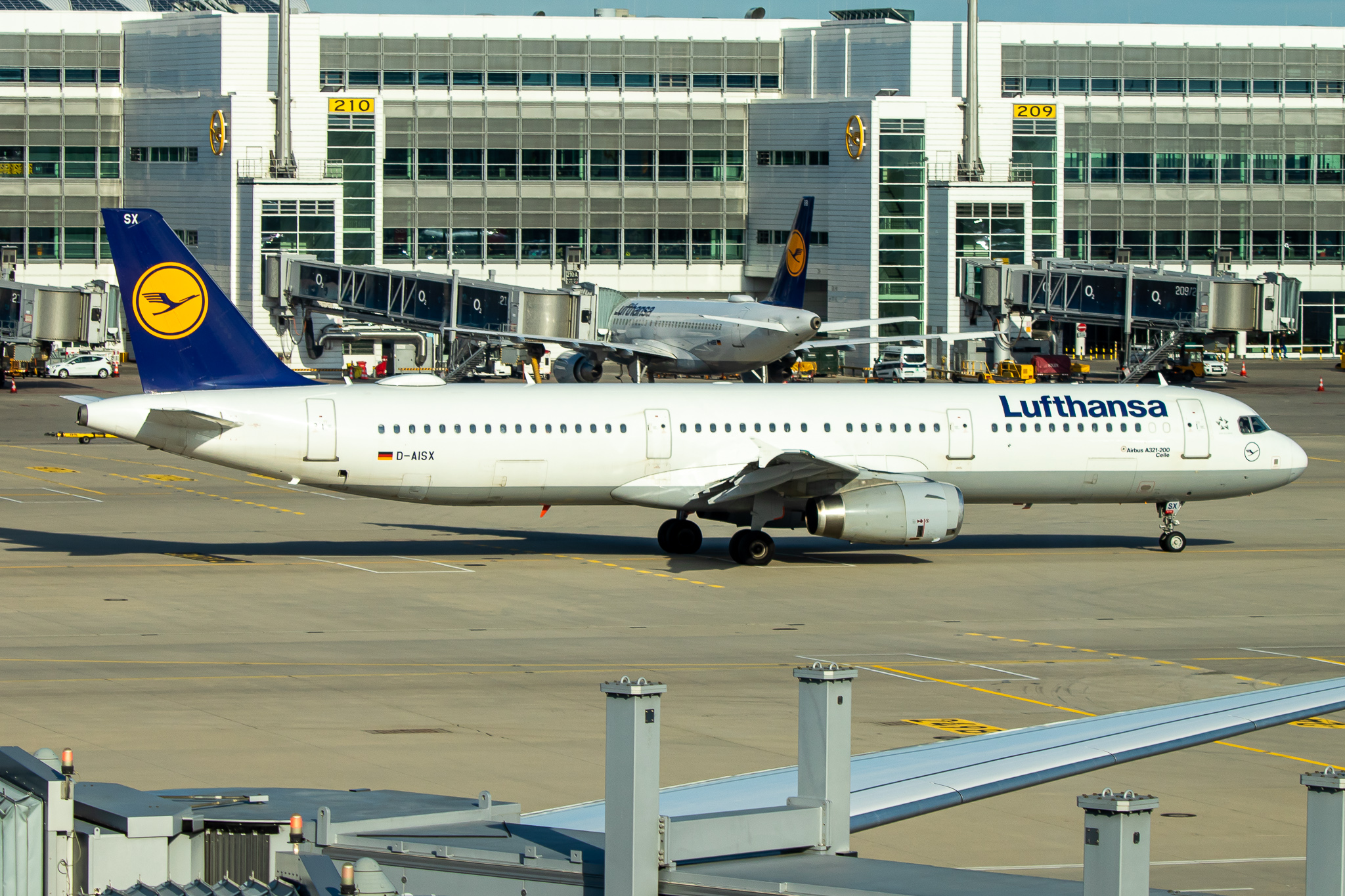 Full size: Lufthansa Airbus A321-200 D-AISX at Munich International Airport