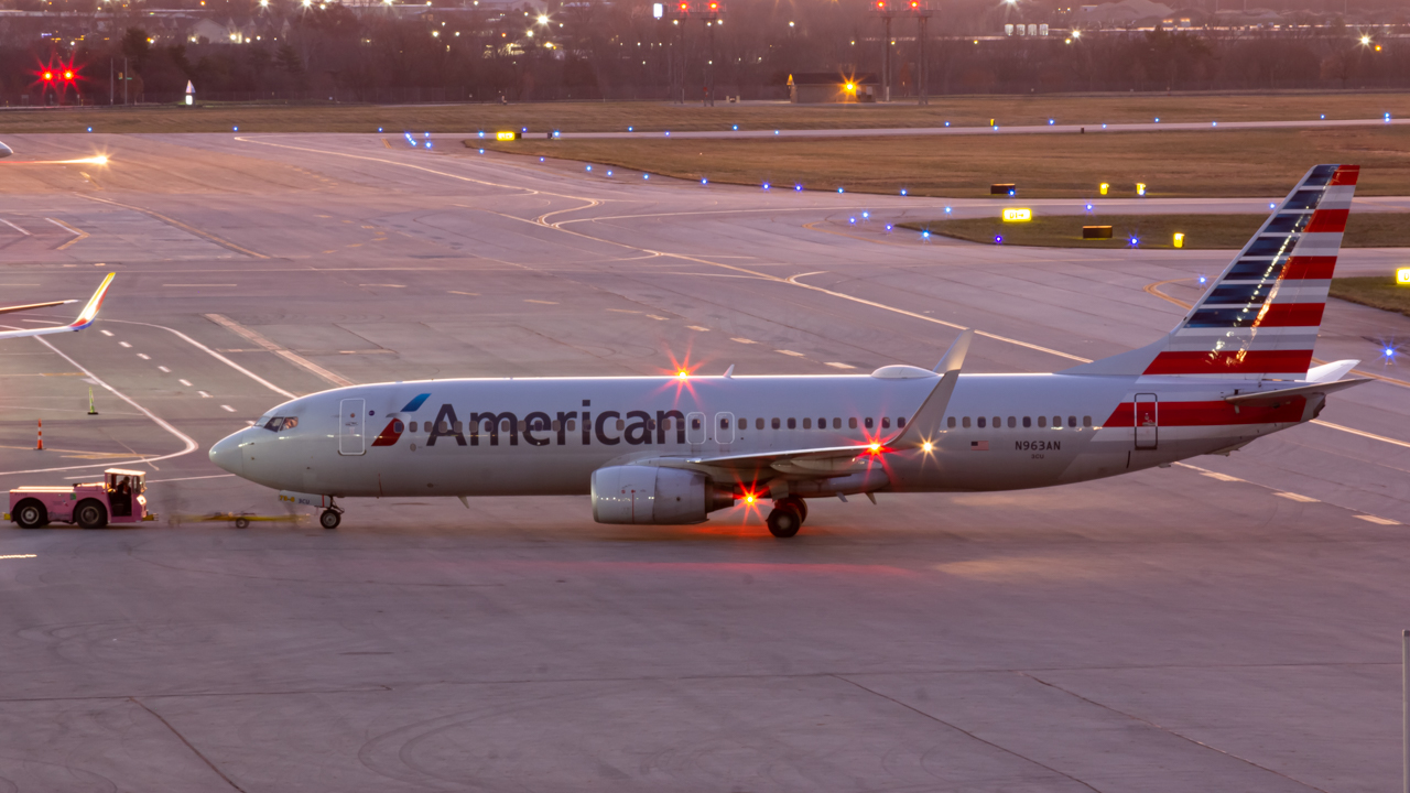 Full size: American Airlines Boeing 737-800 N963AN at John Glenn Columbus International Airport