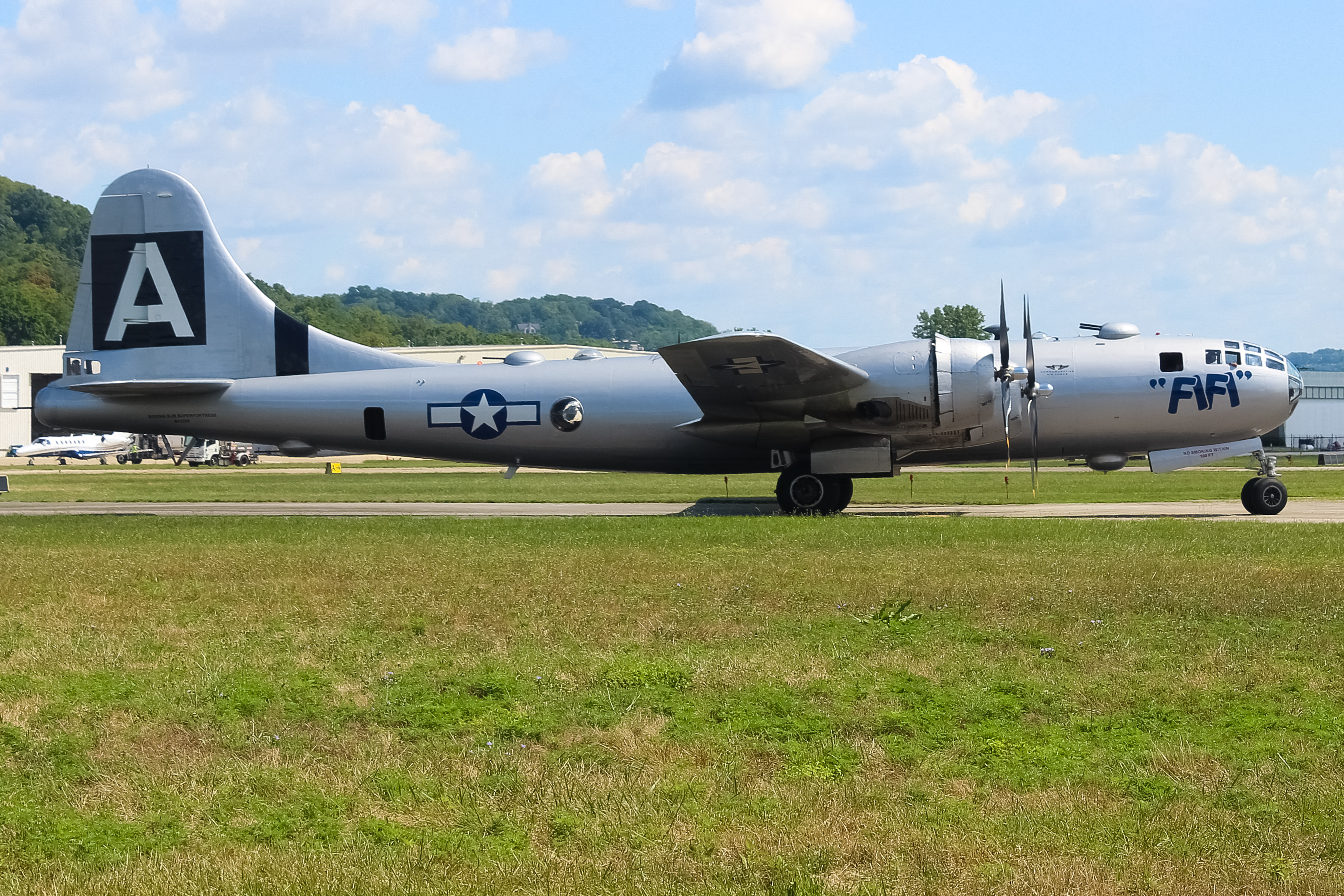 Full size: Commemorative Air Force Boeing B-29 SuperFortress NX529B at Cincinnati Municipal Airport/Lunken Field