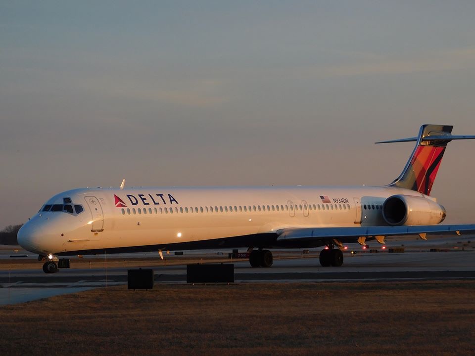 Full size: Delta Airlines Mcdonnell Douglas MD90 N934DN at General Mitchell International Airport