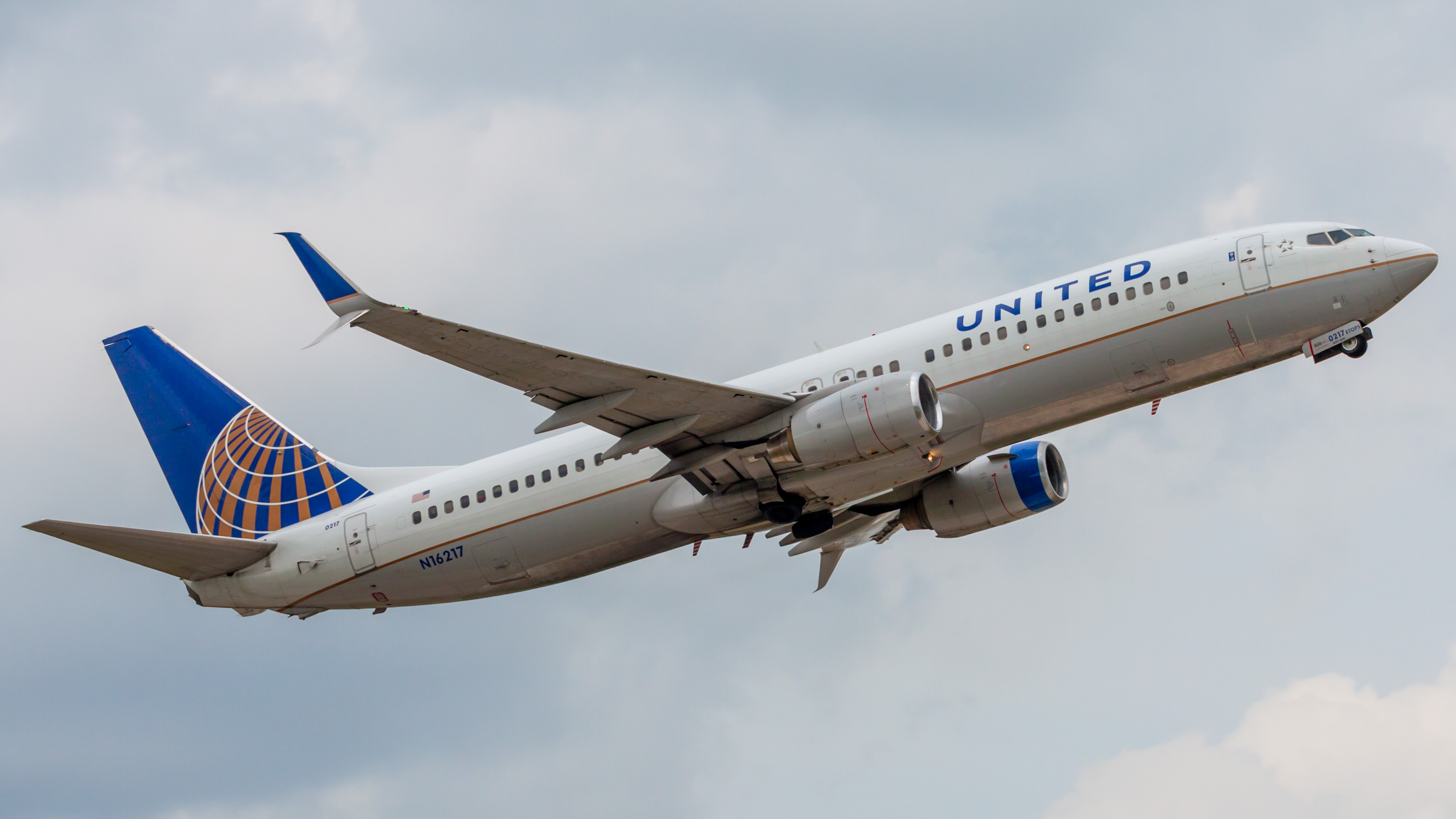 Full size: United Airlines Boeing 737-800 N16217 at Houston-George Bush Intercontinental Airport