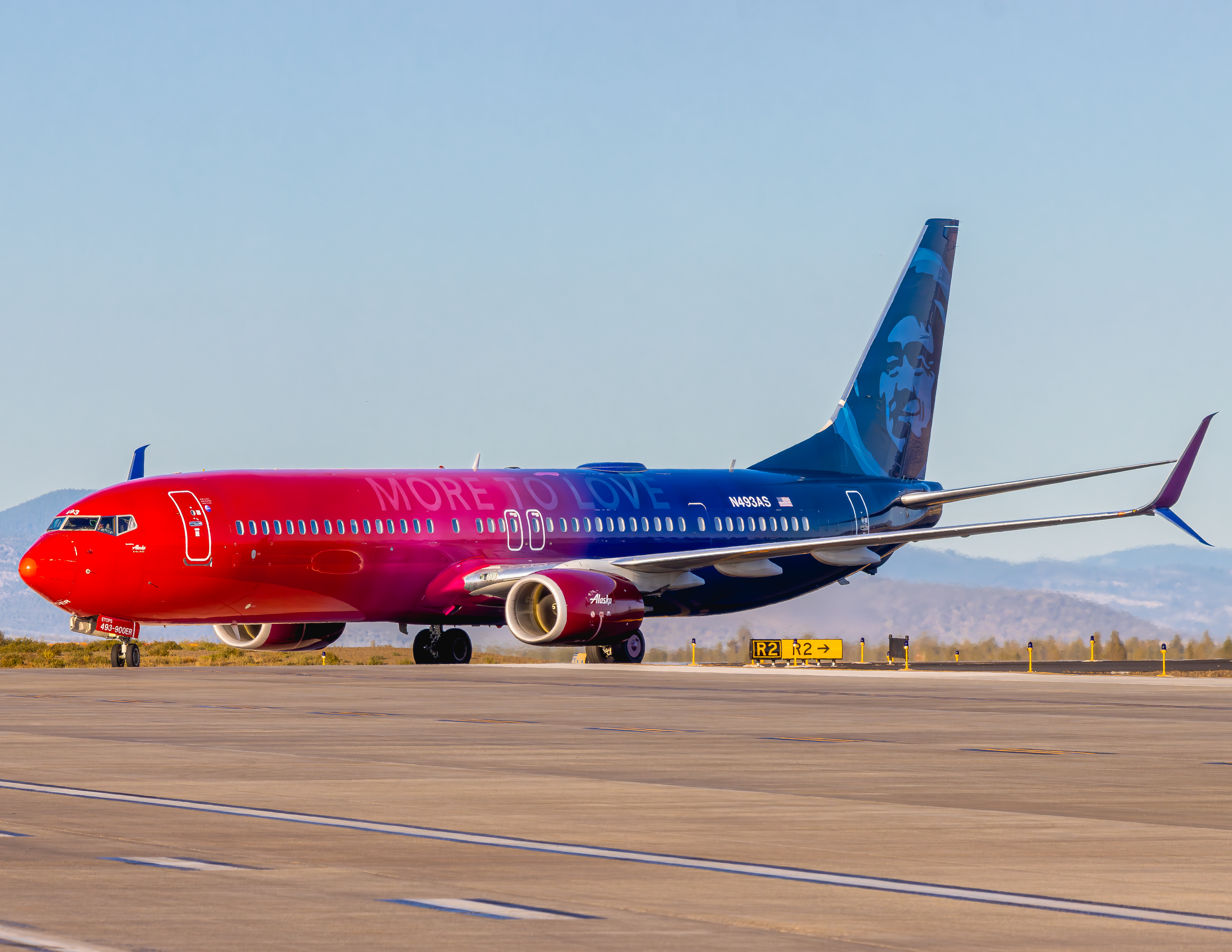Full size: Alaska Airlines Boeing 737-900ER N493AS at Roberts Field Airport