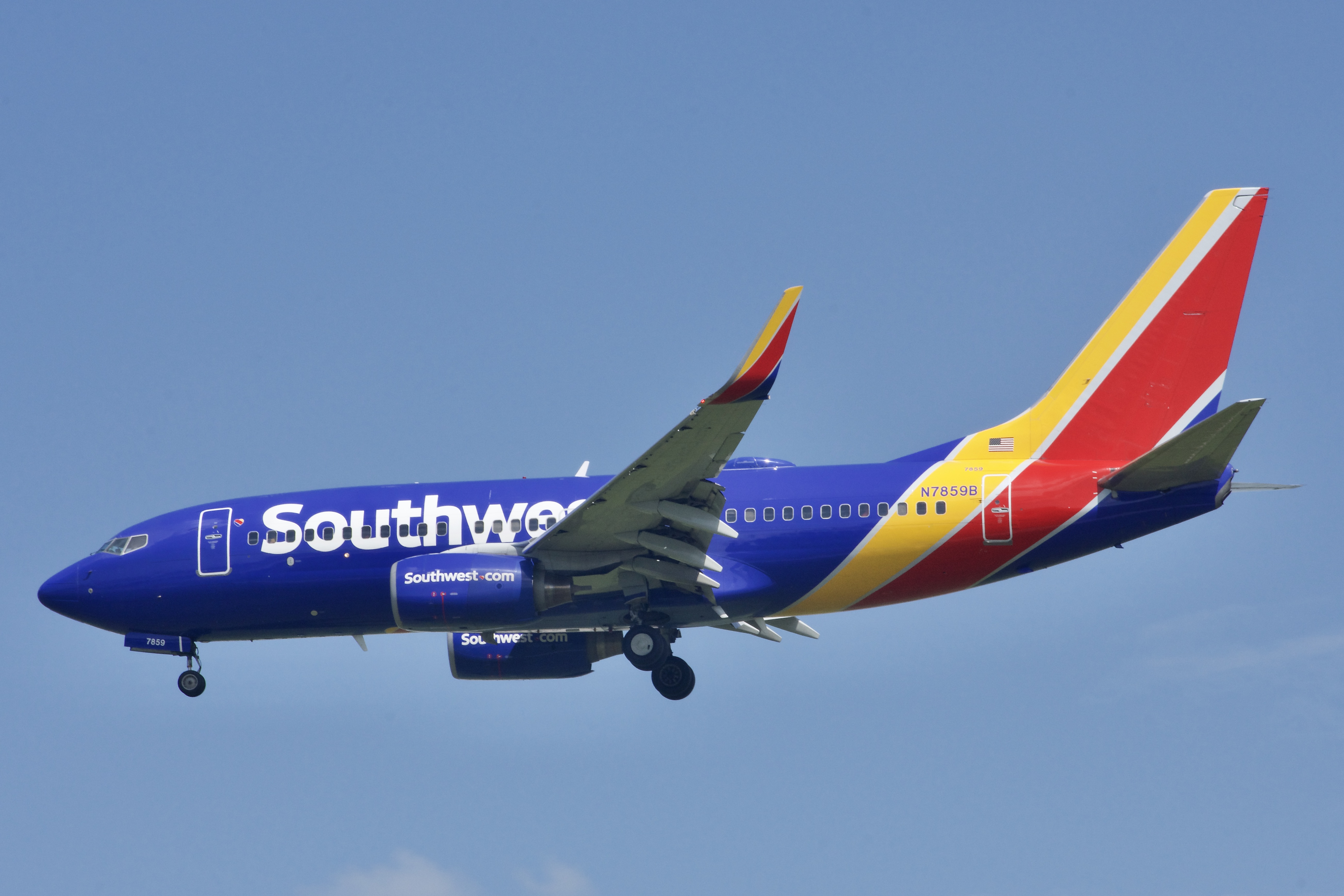 Full size: Southwest Airlines Boeing 737-700 N7859B at Orlando International Airport