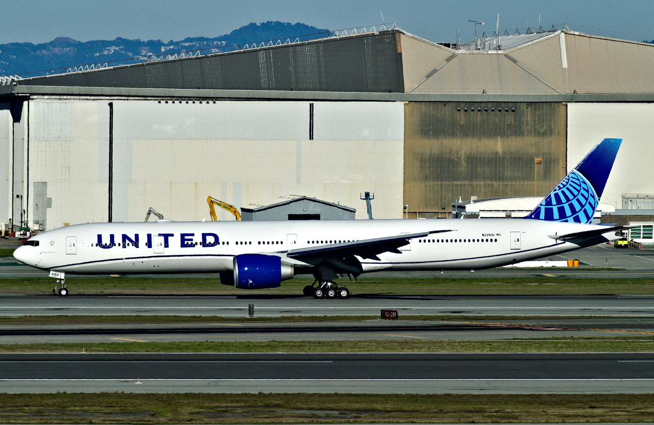 Full size: United Airlines Boeing 777-300ER N2250U at San Francisco International Airport