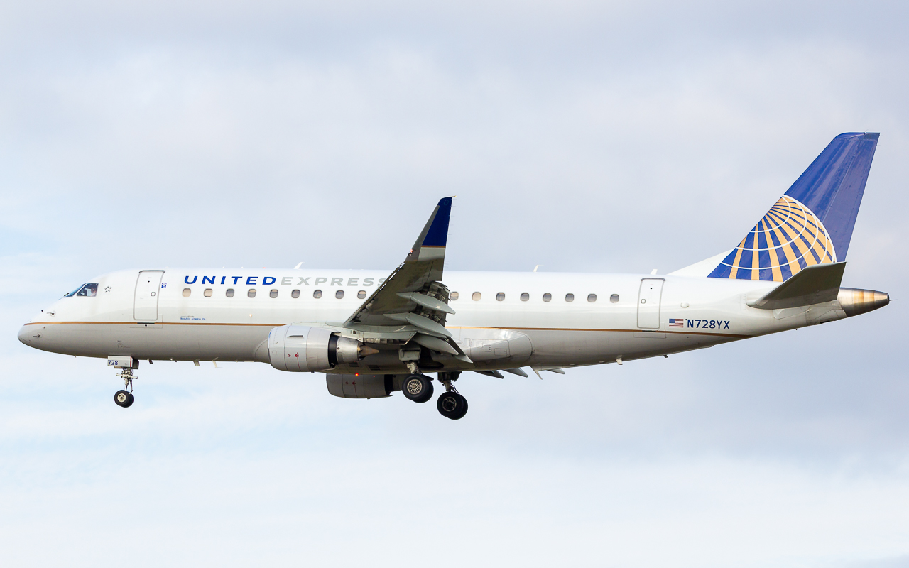 Full size: United Express Embraer E175 N728YX at Richmond Airport