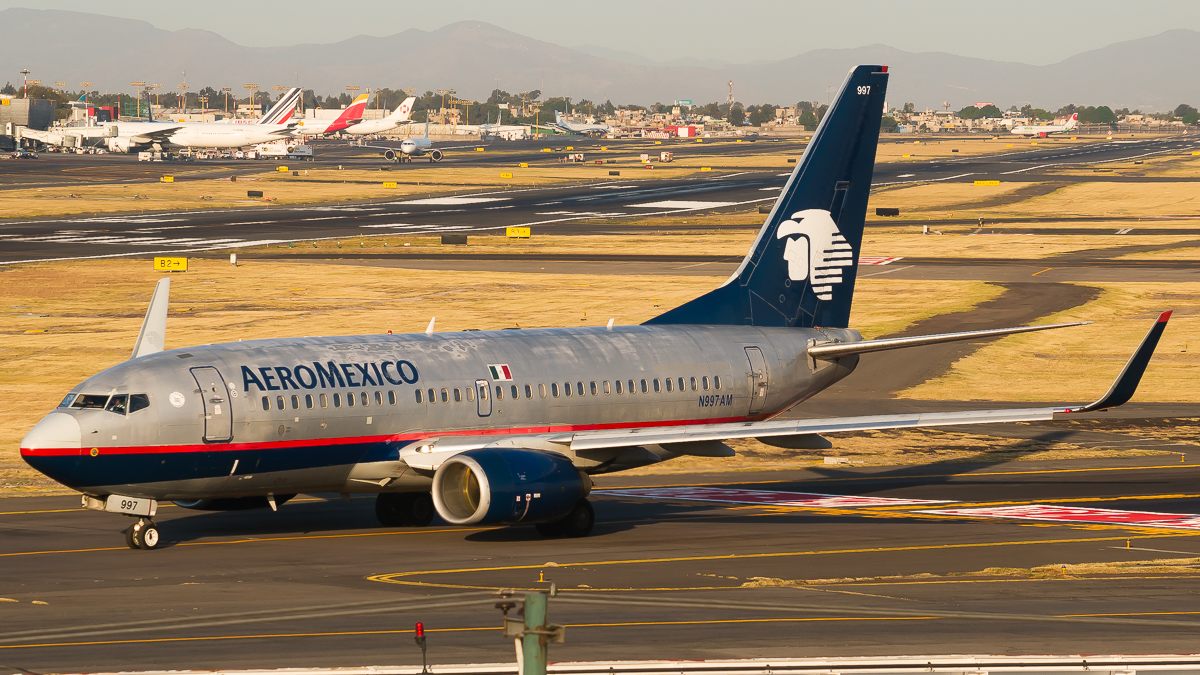 Full size: Aeromexico Boeing 737-700 N997AM at Mexico City International Airport