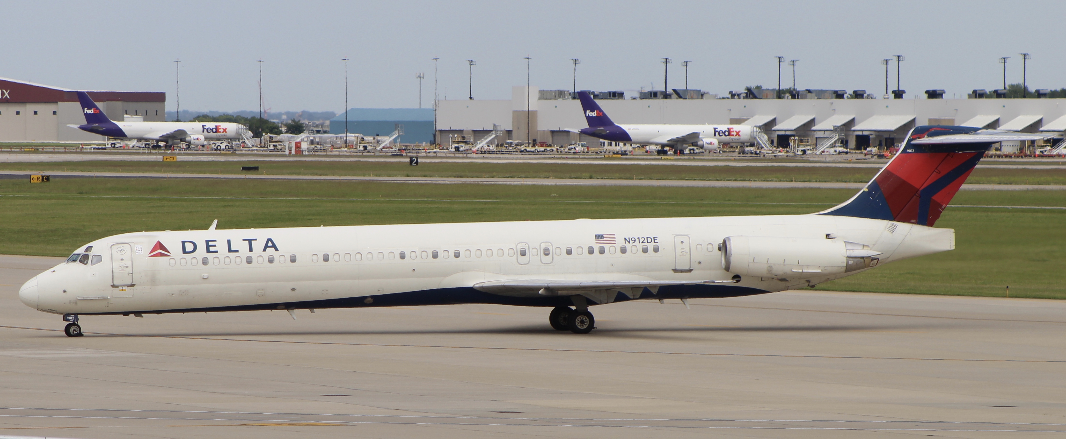 Full size: Delta Airlines McDonnell Douglas MD-88 N912DE at Indianapolis International Airport