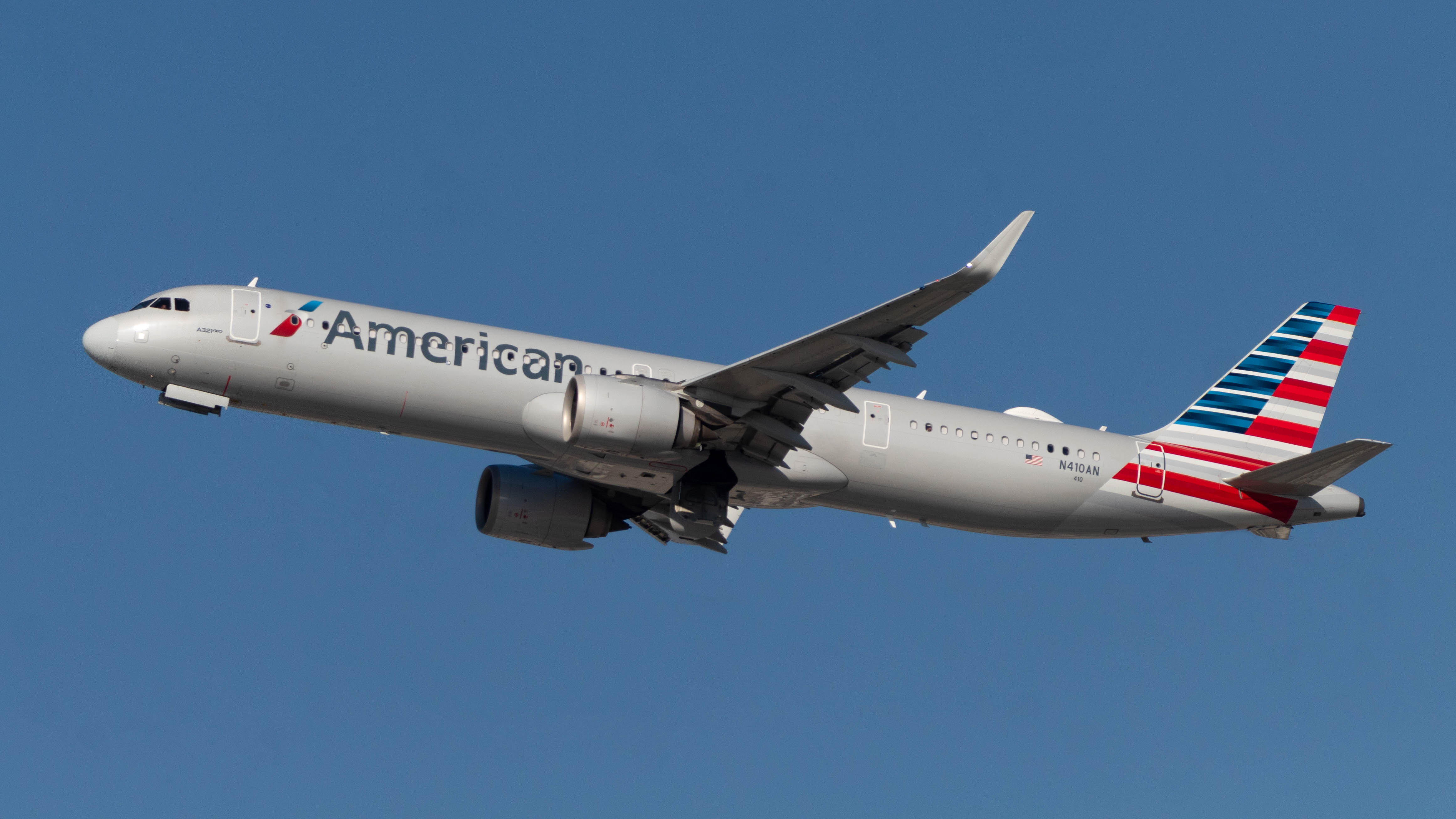 Full size: American Airlines Airbus A321NEO N410AN at Los Angeles International Airport