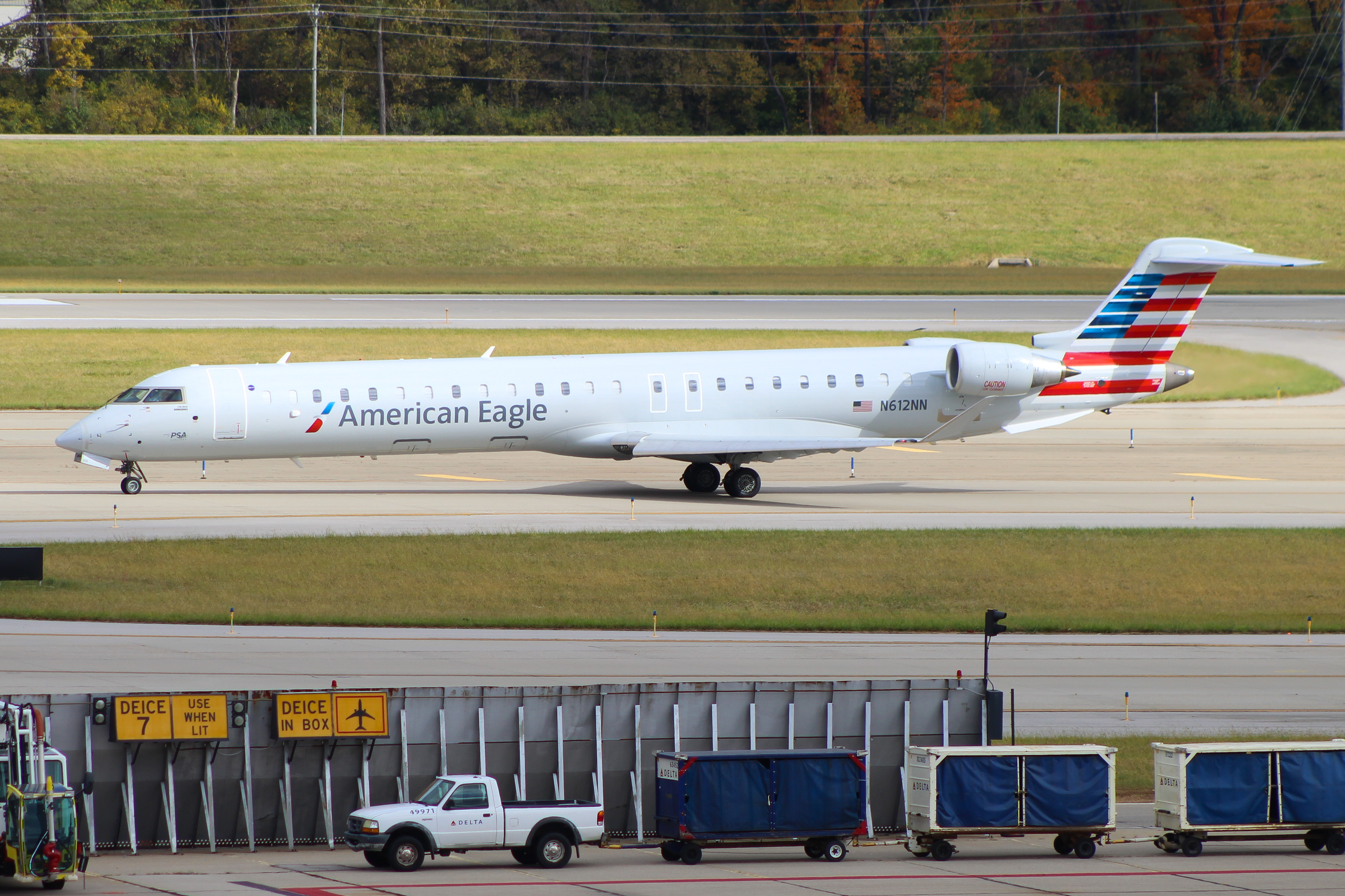 Full size: American Airlines Mitsubishi CRJ-900 N612NN at Cincinnati/Northern Kentucky International Airport