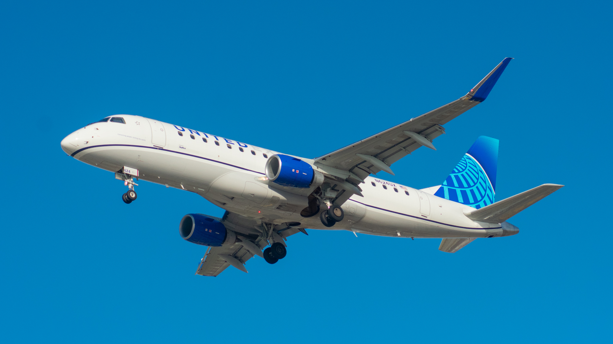 Full size: United Express Embraer E175 N624UX at Chicago O'Hare International Airport