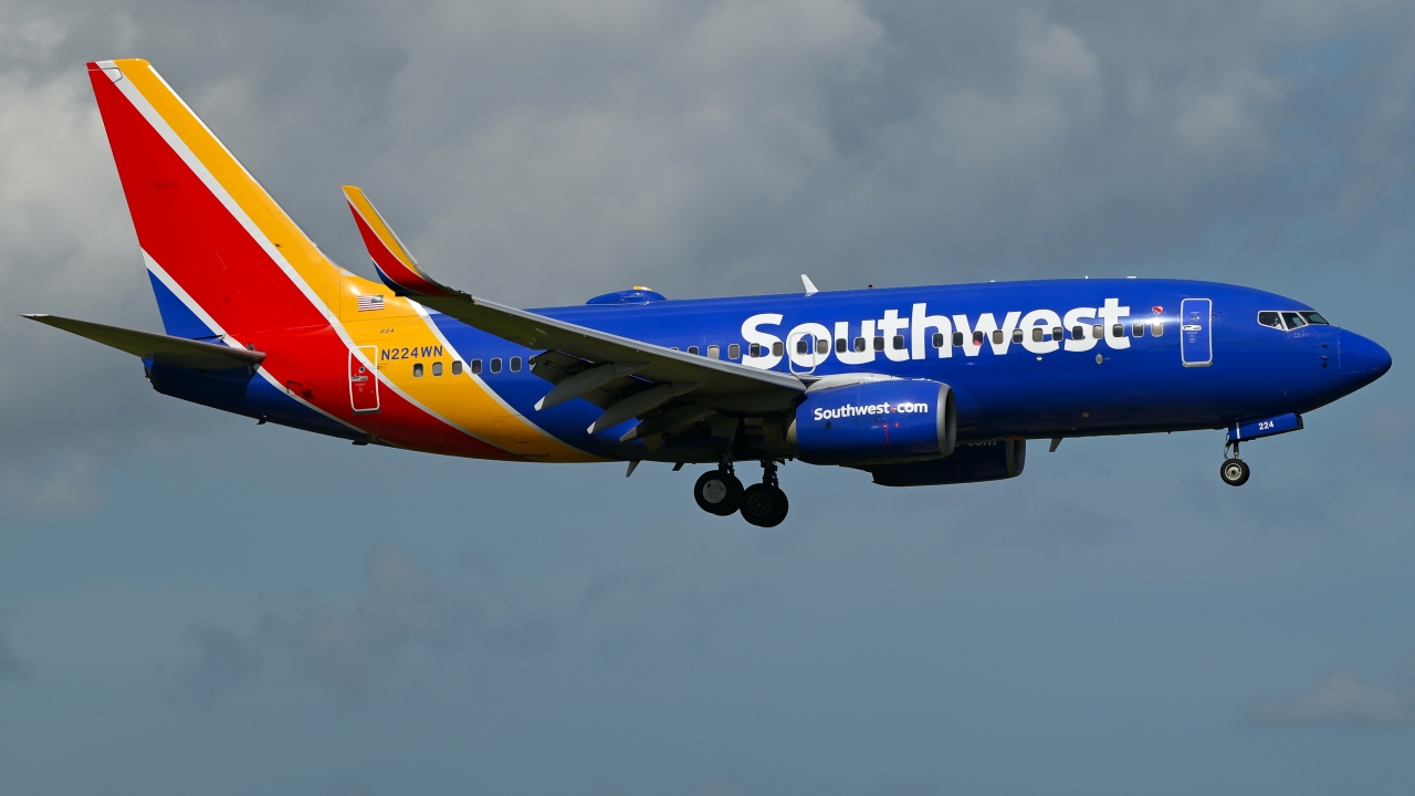 Full size: Southwest Airlines Boeing 737-700 N224WN at Orlando International Airport