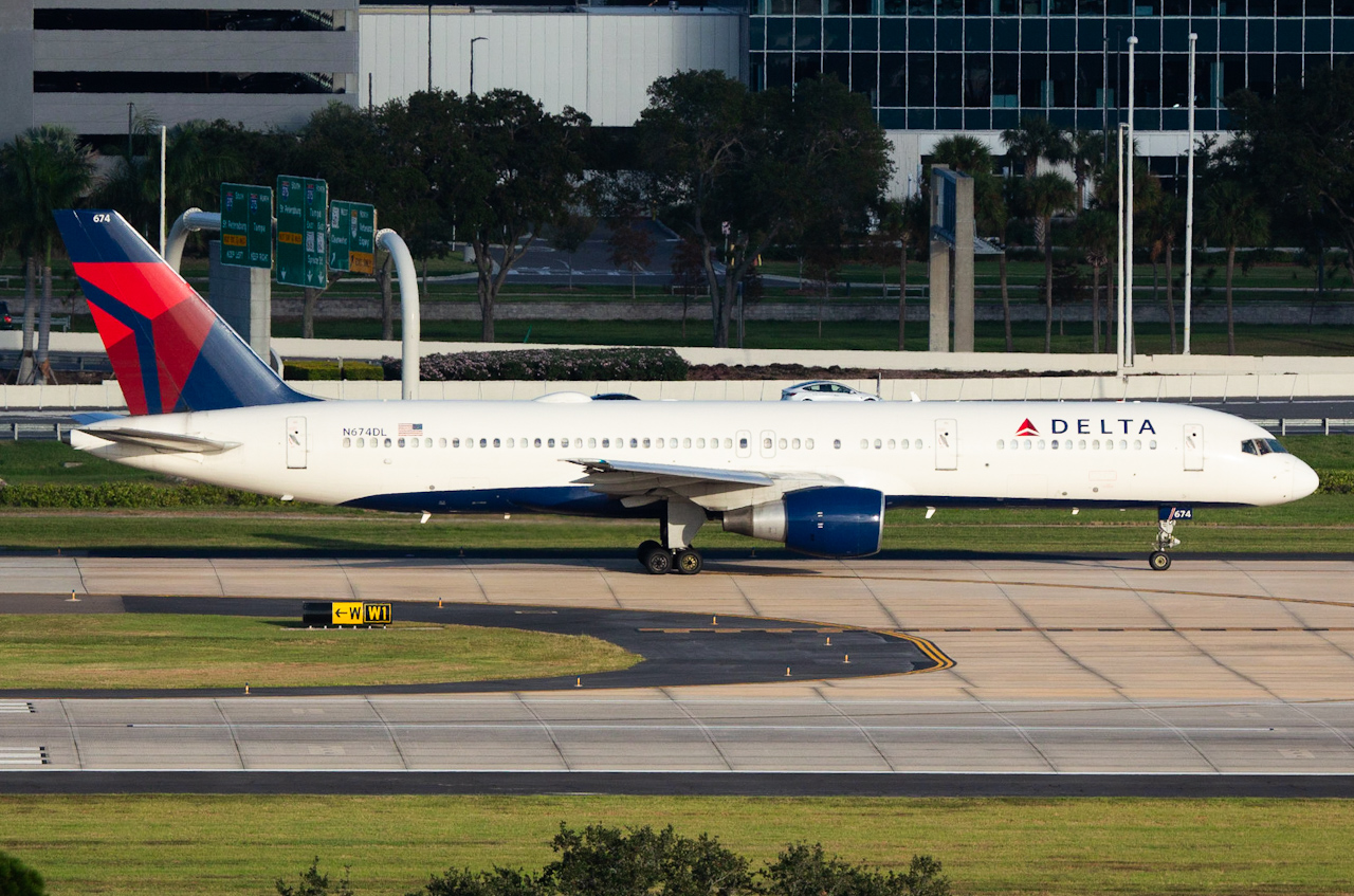 Full size: Delta Airlines Boeing 757-200 N674DL at Tampa International Airport