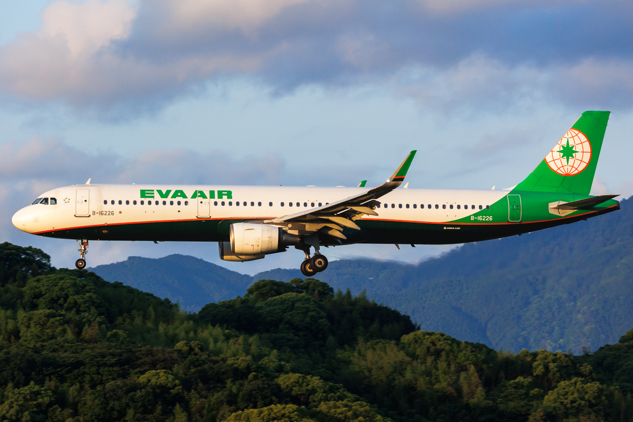 Full size: EVA Air Airbus A321-200 B-16226 at Fukuoka Airport