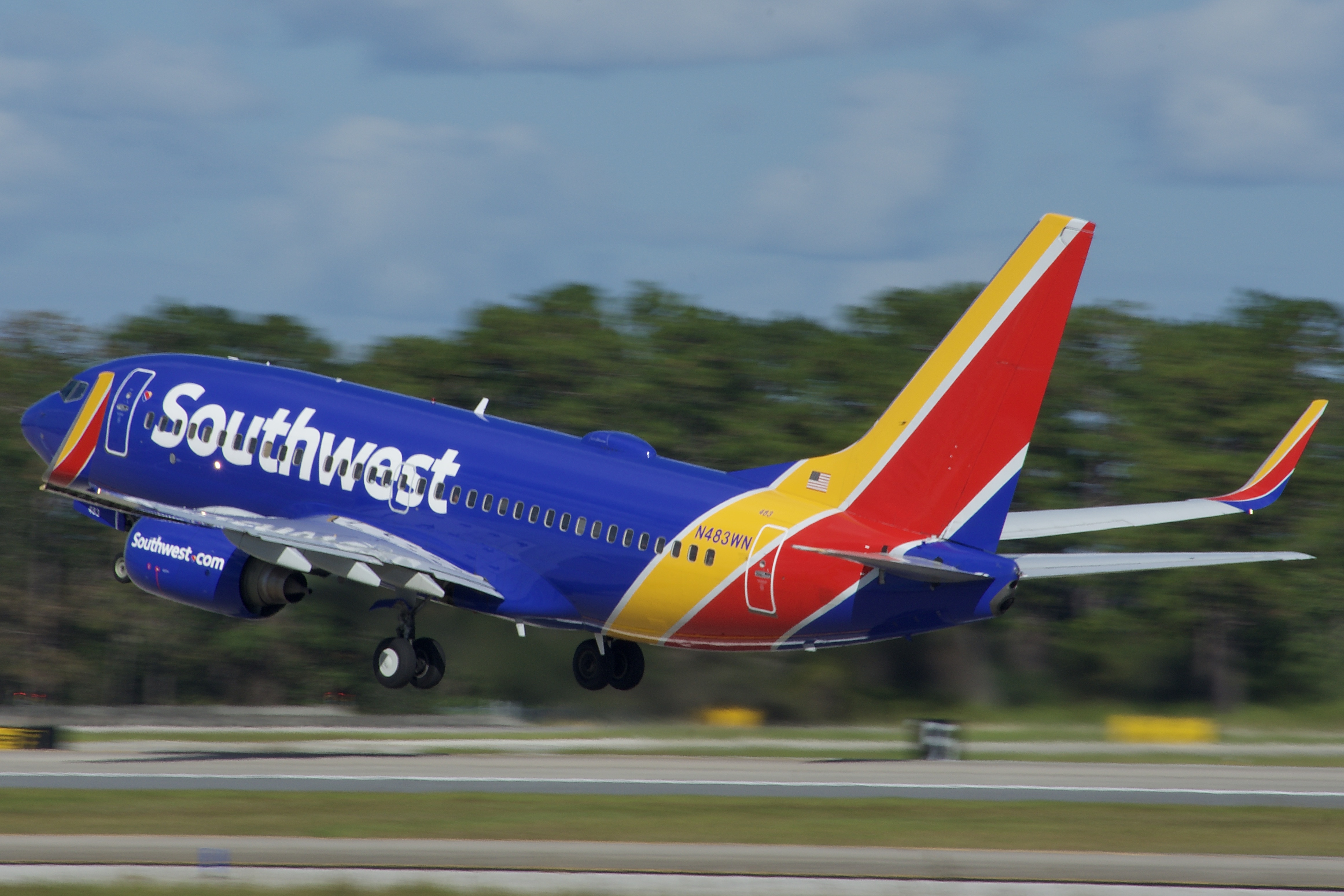 Full size: Southwest Airlines Boeing 737-700 N483WN at Orlando International Airport