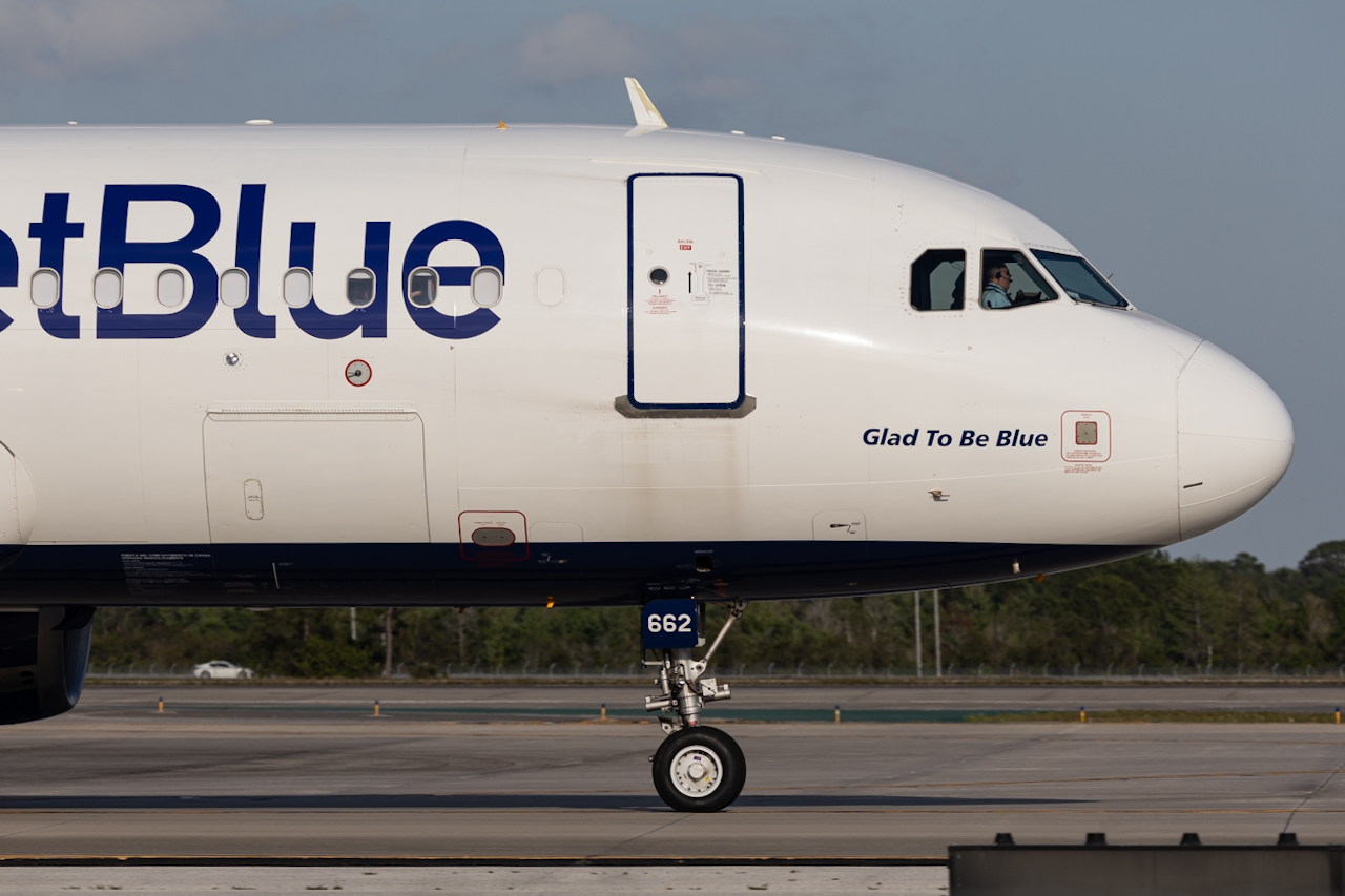 Full size: JetBlue Airways Airbus A320 N662JB at Orlando International Airport