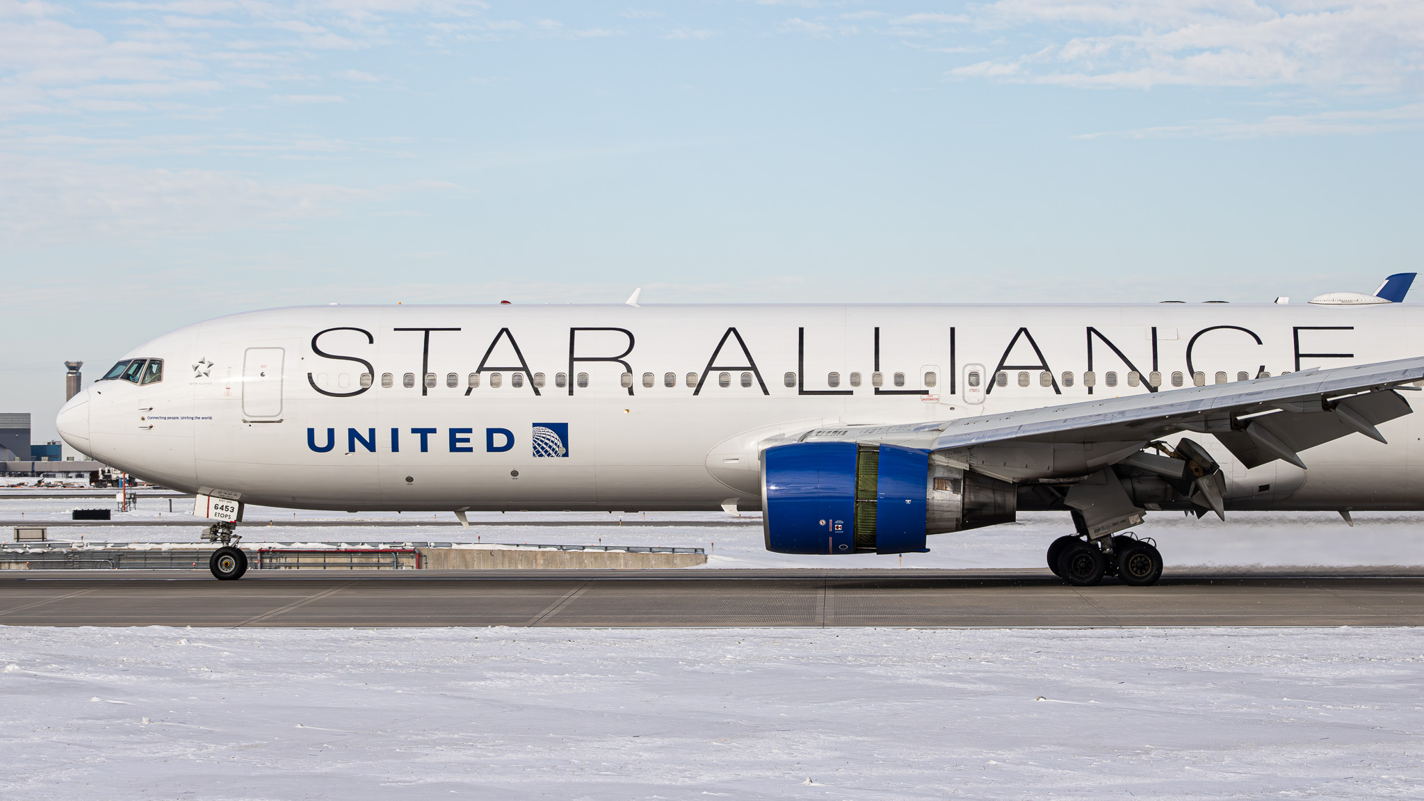 Full size: United Airlines Boeing 767-300 N653UA at Chicago O'Hare International Airport