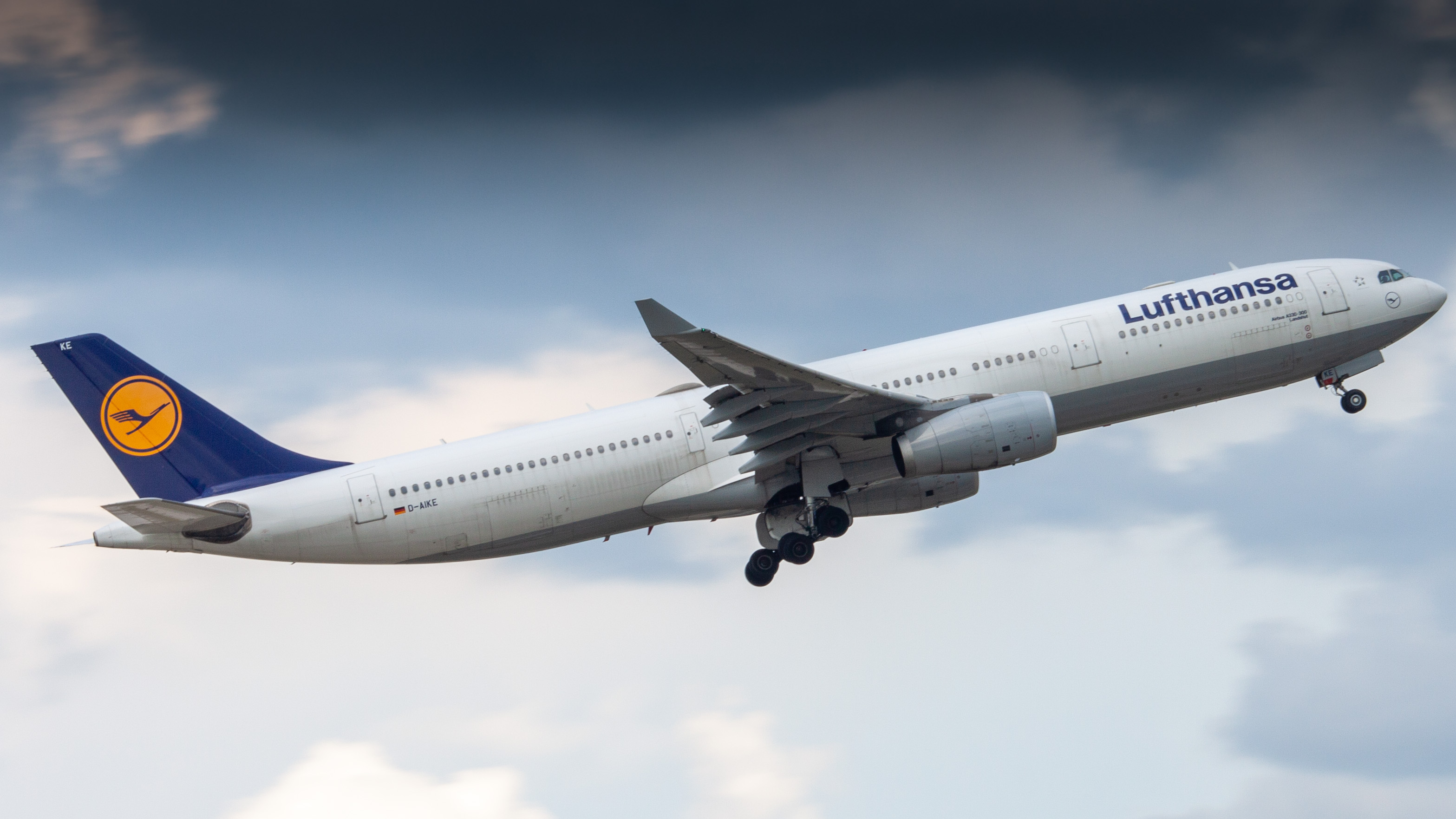 Full size: Lufthansa Airbus A330-300 D-AIKE at Houston-George Bush Intercontinental Airport
