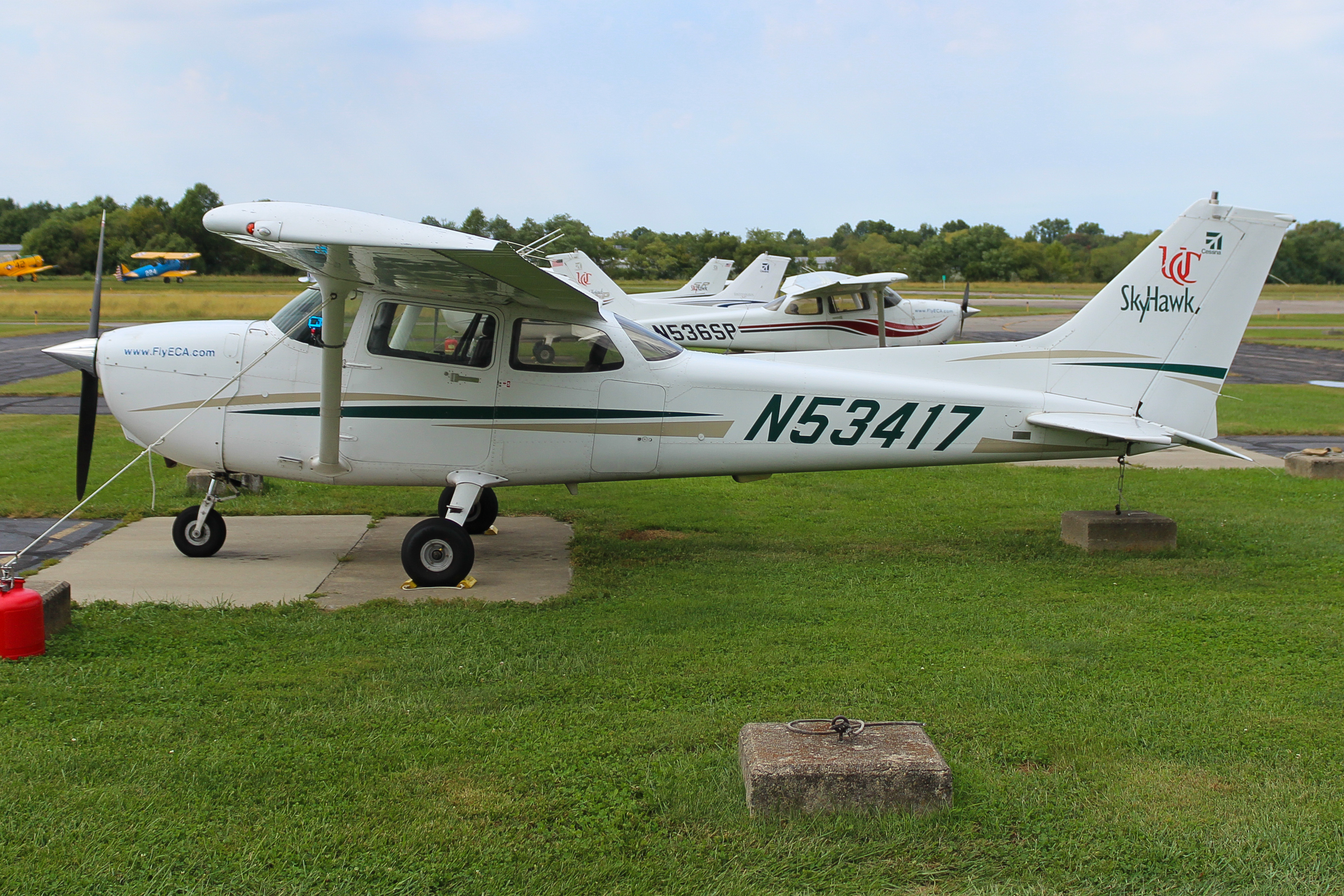Full size: Eastern Cincinnati Aviation Cessna 172 N53417 at Clermont County Airport