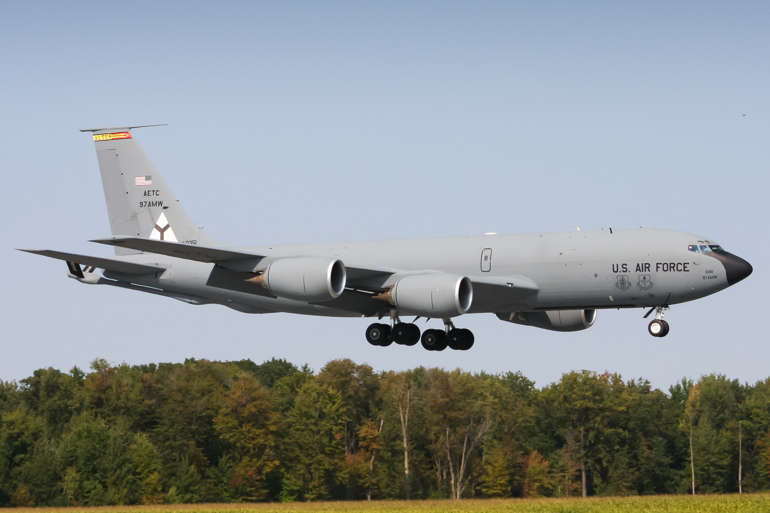 Full size: USAF - United States Air Force Boeing KC-135 Stratotanker 60-0351 at London International Airport