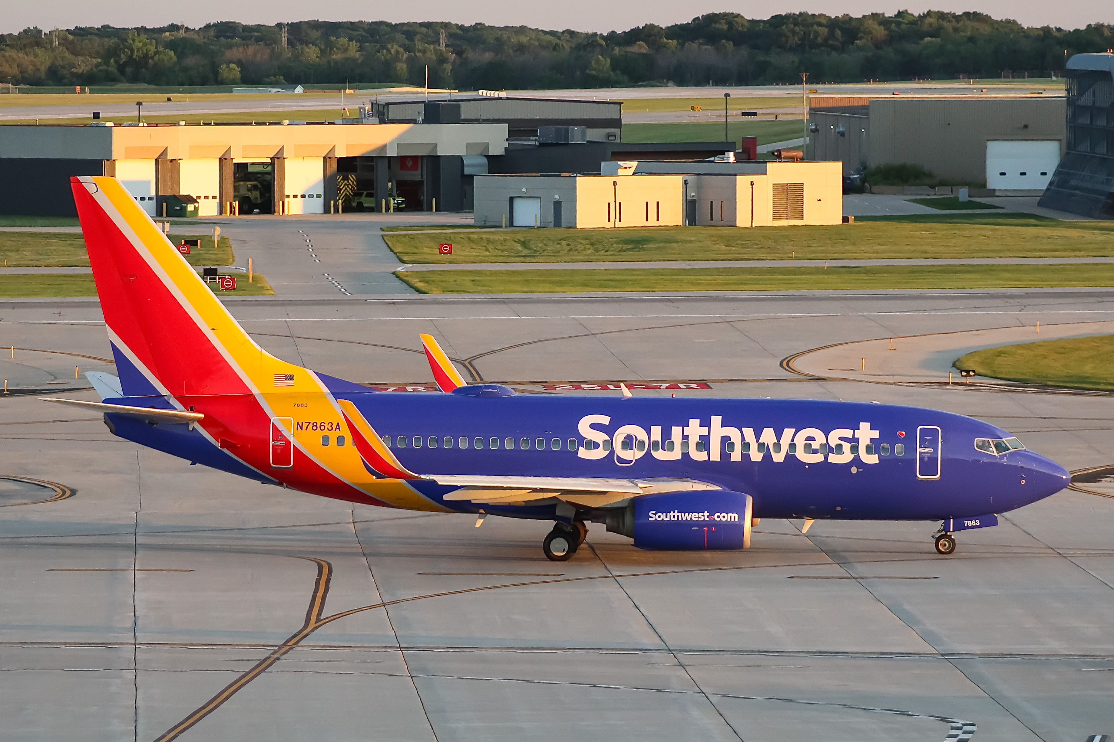 Full size: Southwest Airlines Boeing 737-700 N7863A at General Mitchell International Airport