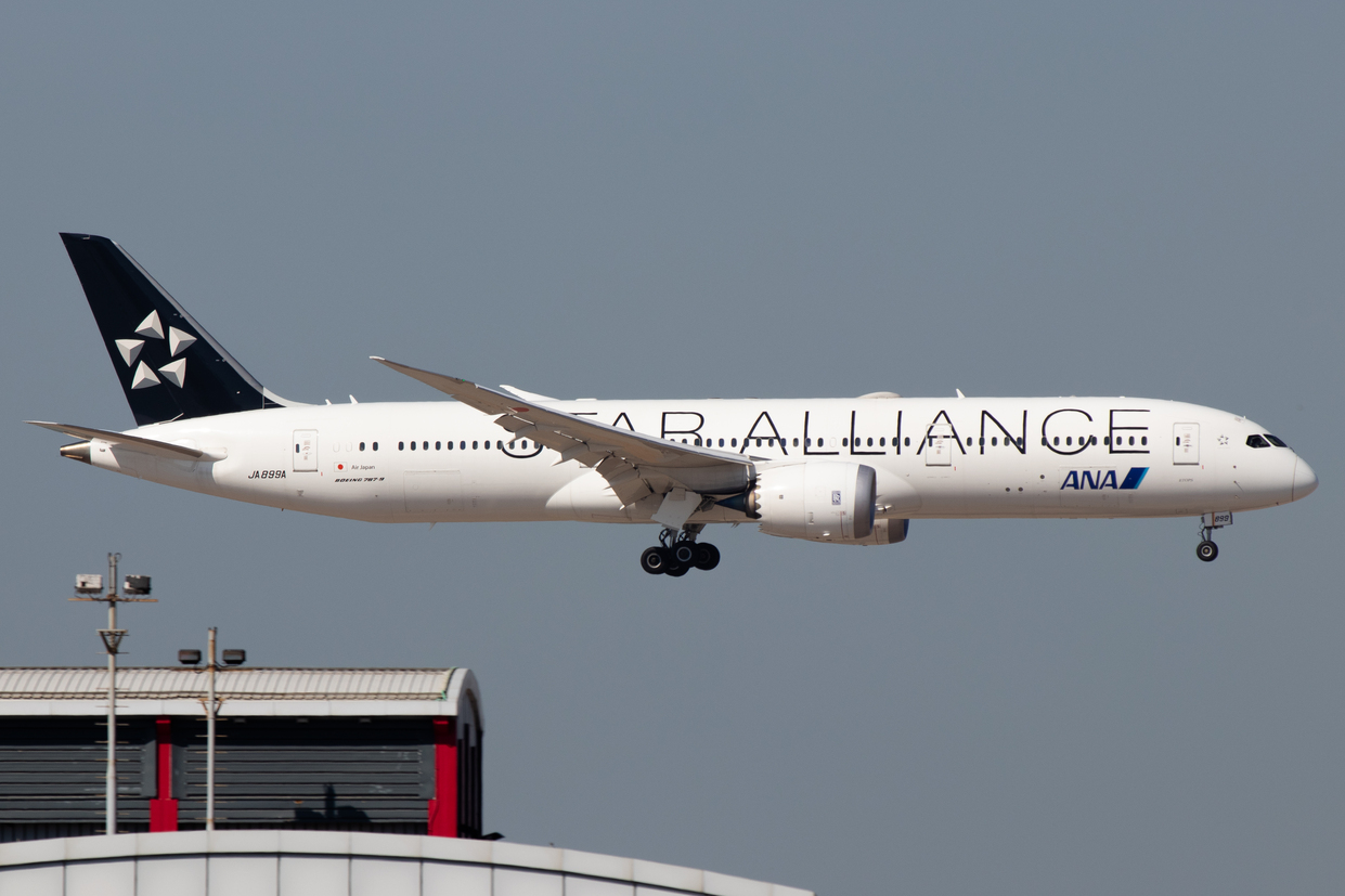 Full size: All Nippon Airways Boeing 787-9 JA899A at Hong Kong International Airport