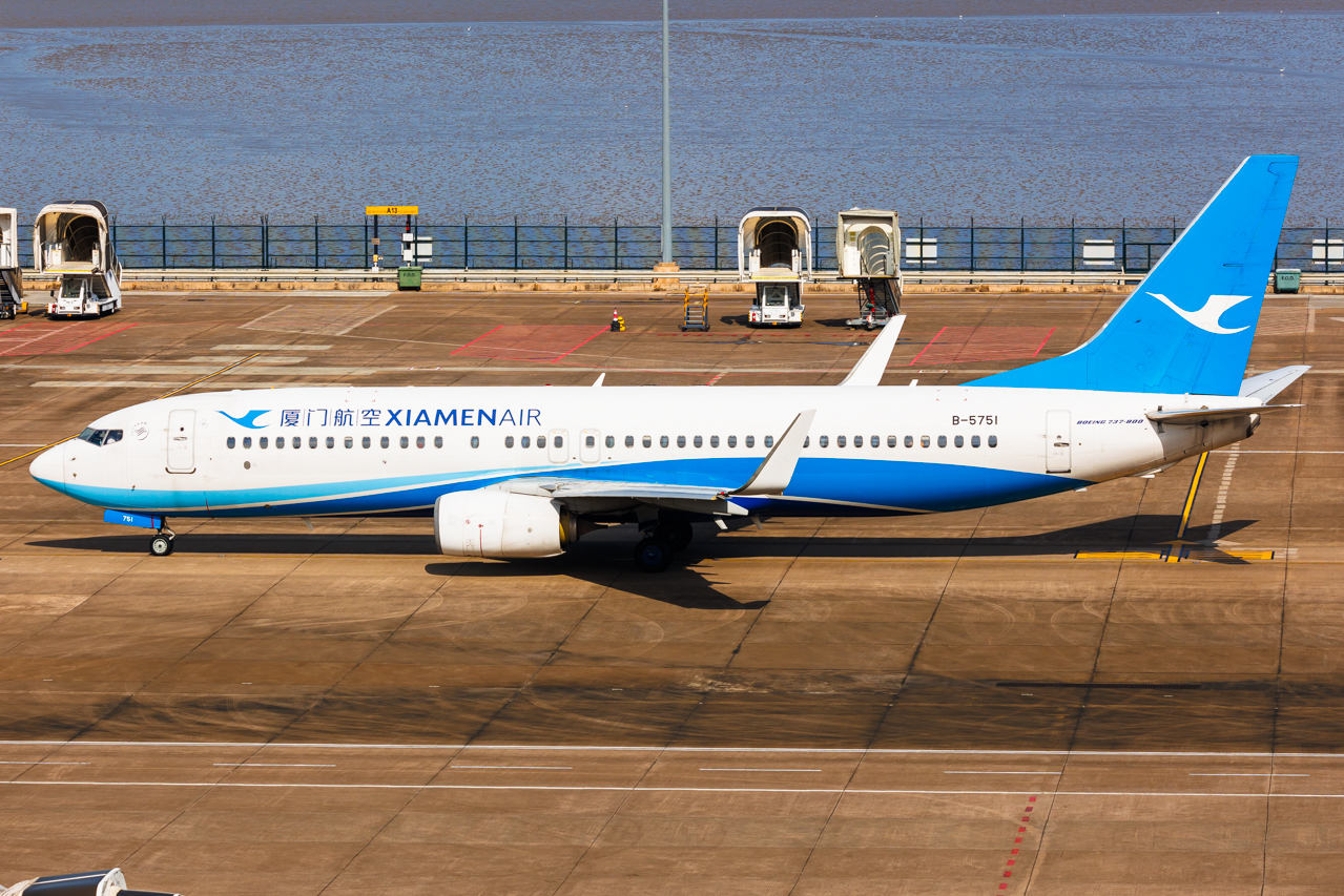 Full size: Xiamen Air Boeing 737-800 B-5751 at Macau International Airport