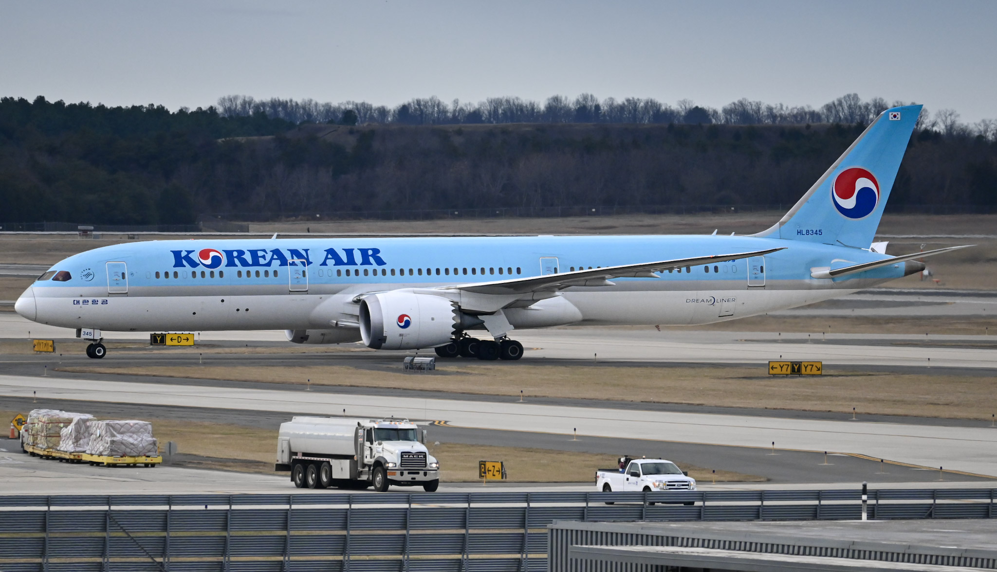 Full size: Korean Air Boeing 787-9 HL8345 at Washington Dulles International Airport