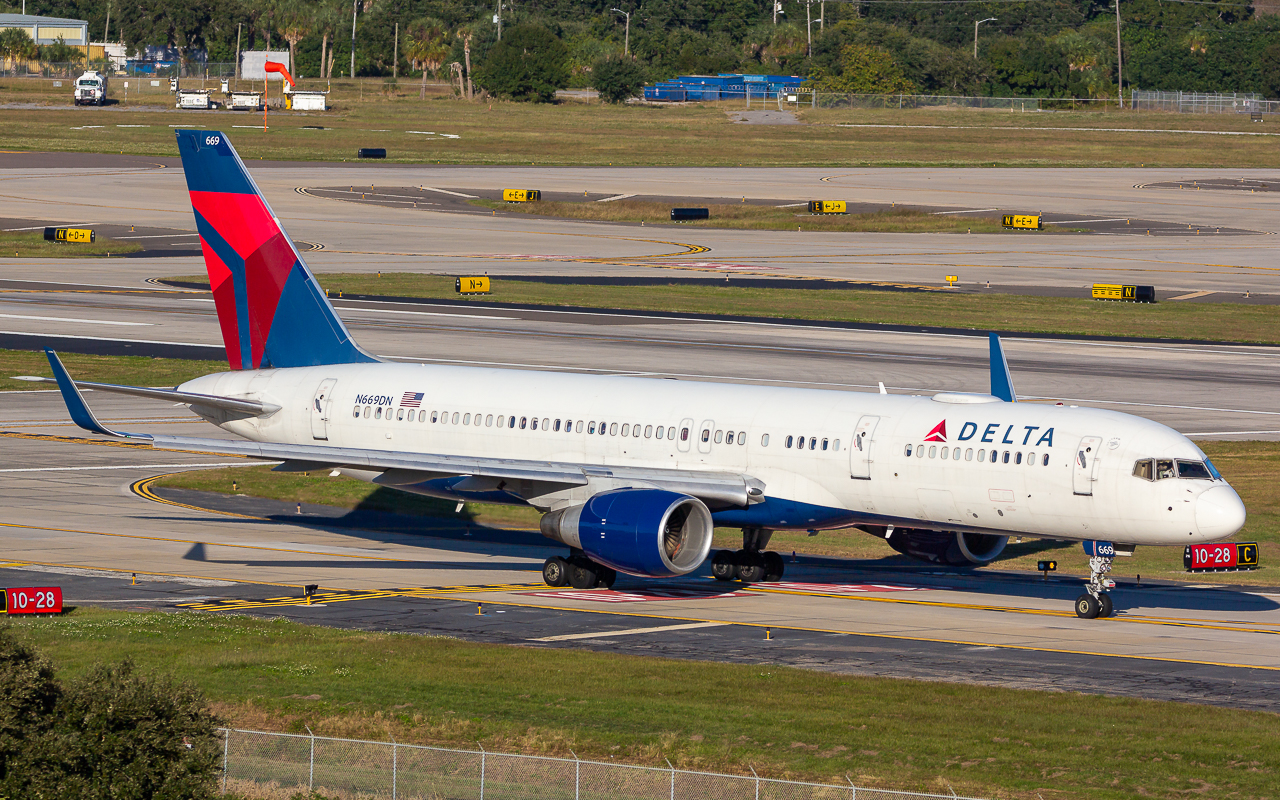 Full size: Delta Airlines Boeing 757-200 N669DN at Tampa International Airport