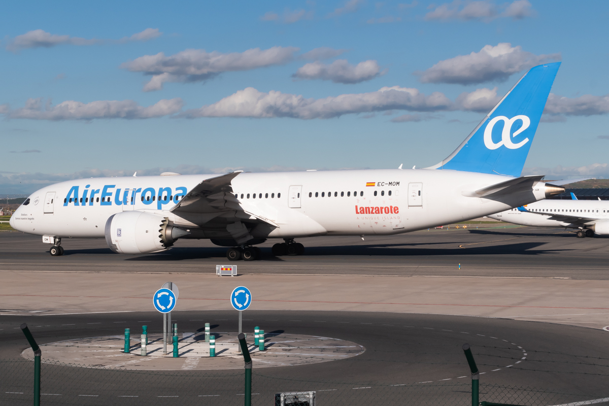 Full size: Air Europa Boeing 787-8 EC-MOM at Madrid Barajas Airport