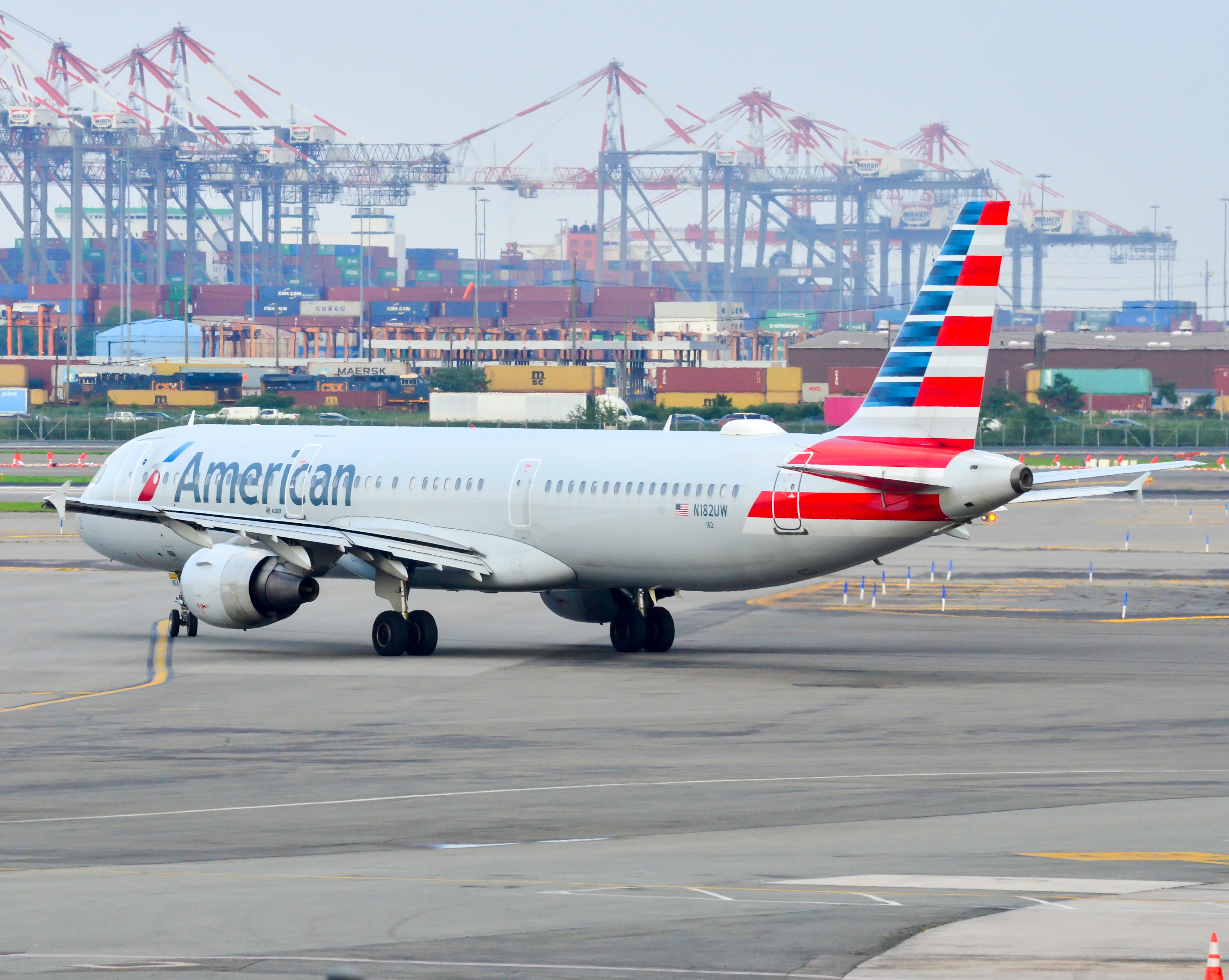 Full size: American Airlines Airbus A321-200 N182UW at Newark Liberty International Airport