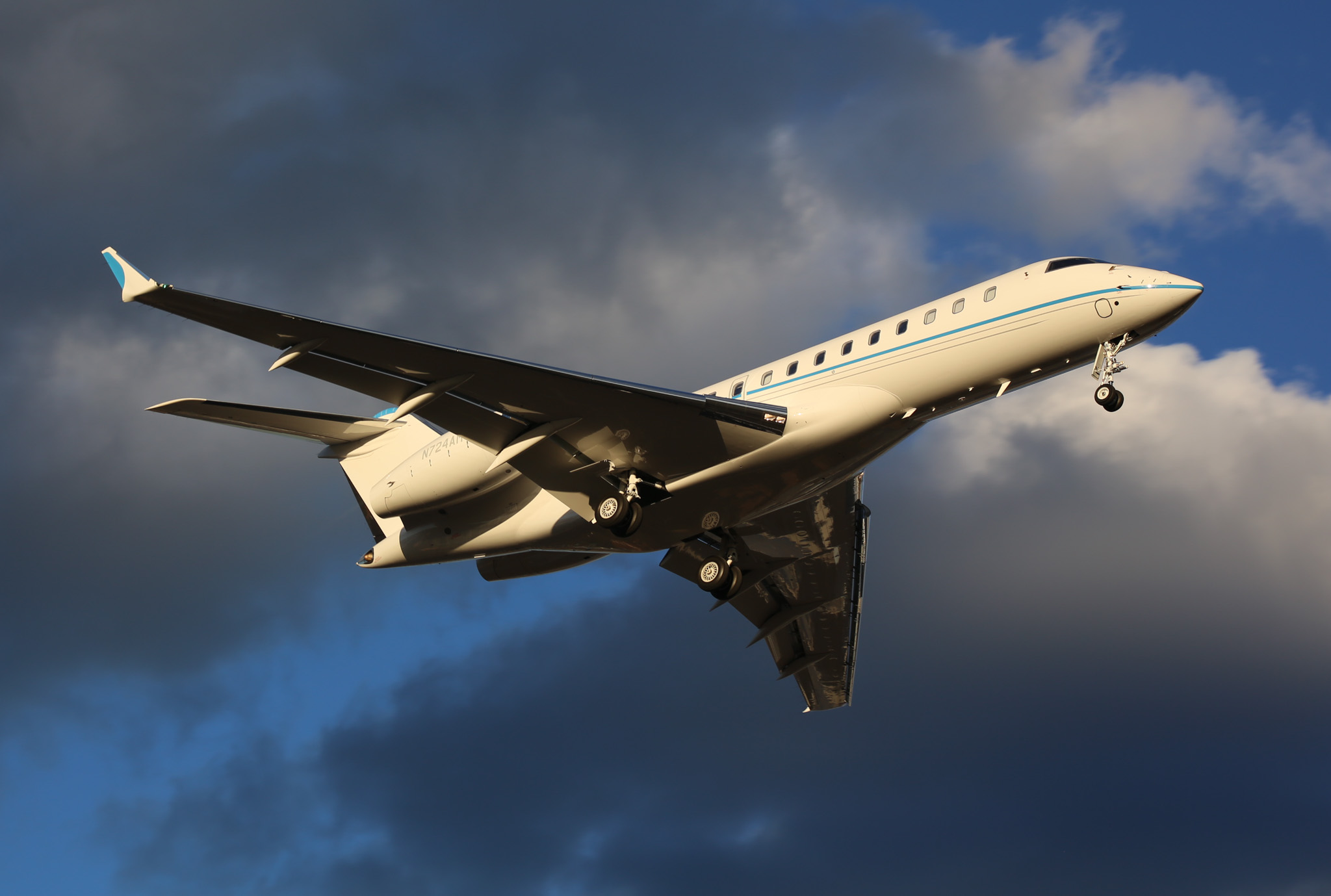 Full size: PRIVATE Bombardier Global 6000 N724AM at Teterboro Airport